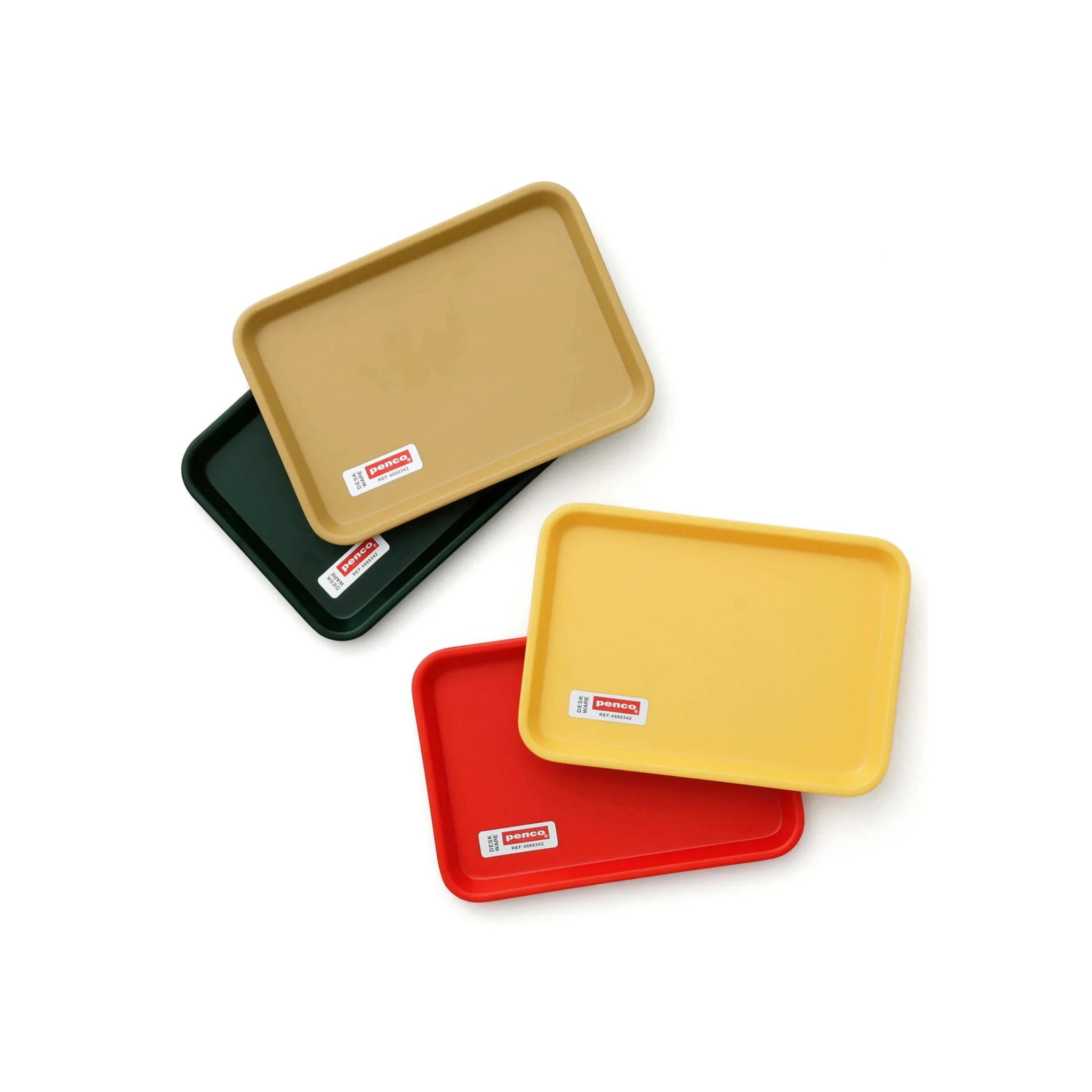 Vier rechthoekige Penco Dienblad Beige 18/12 trays zijn gestapeld in een verspreid patroon op een witte achtergrond. Elke tray heeft een klein rechthoekig stickerlabel in een hoek.