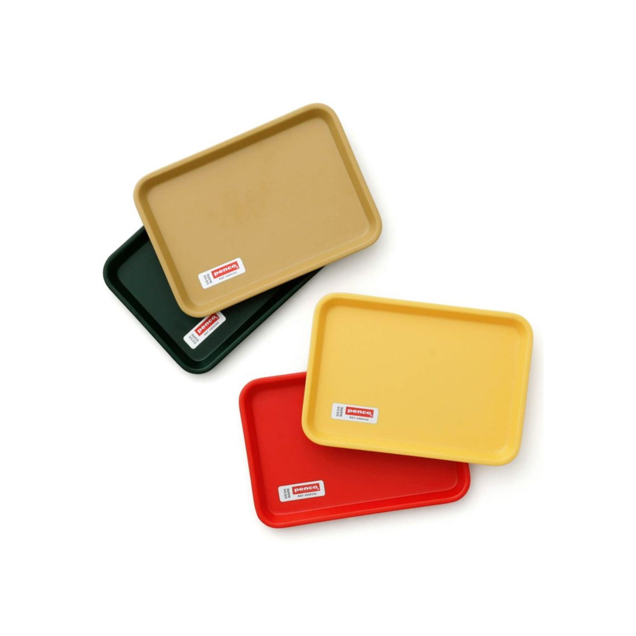 Vier Dienblad Donkergroen 18/12 dienbladen van Penco in groen, tan, geel en rood, elk met afgeronde hoeken en een wit-rood etiket in de hoek, worden stijlvol overlapt op een witte achtergrond als bureauaccessoires.