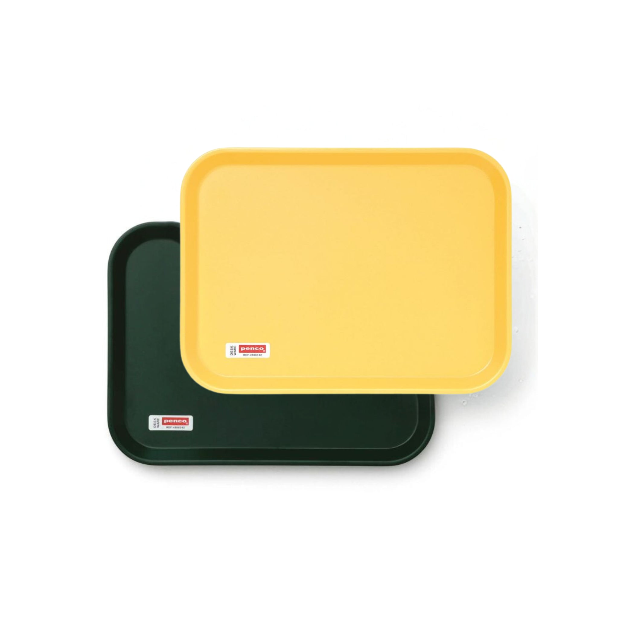 Twee rechthoekige dienbladen, waaronder de Penco Dienblad Donkergroen 28/21, zijn gestapeld met het gele dienblad iets verschoven bovenop. Elk heeft een klein label in een hoek - een handig bureau-accessoire van Penco voor elke ruimte.