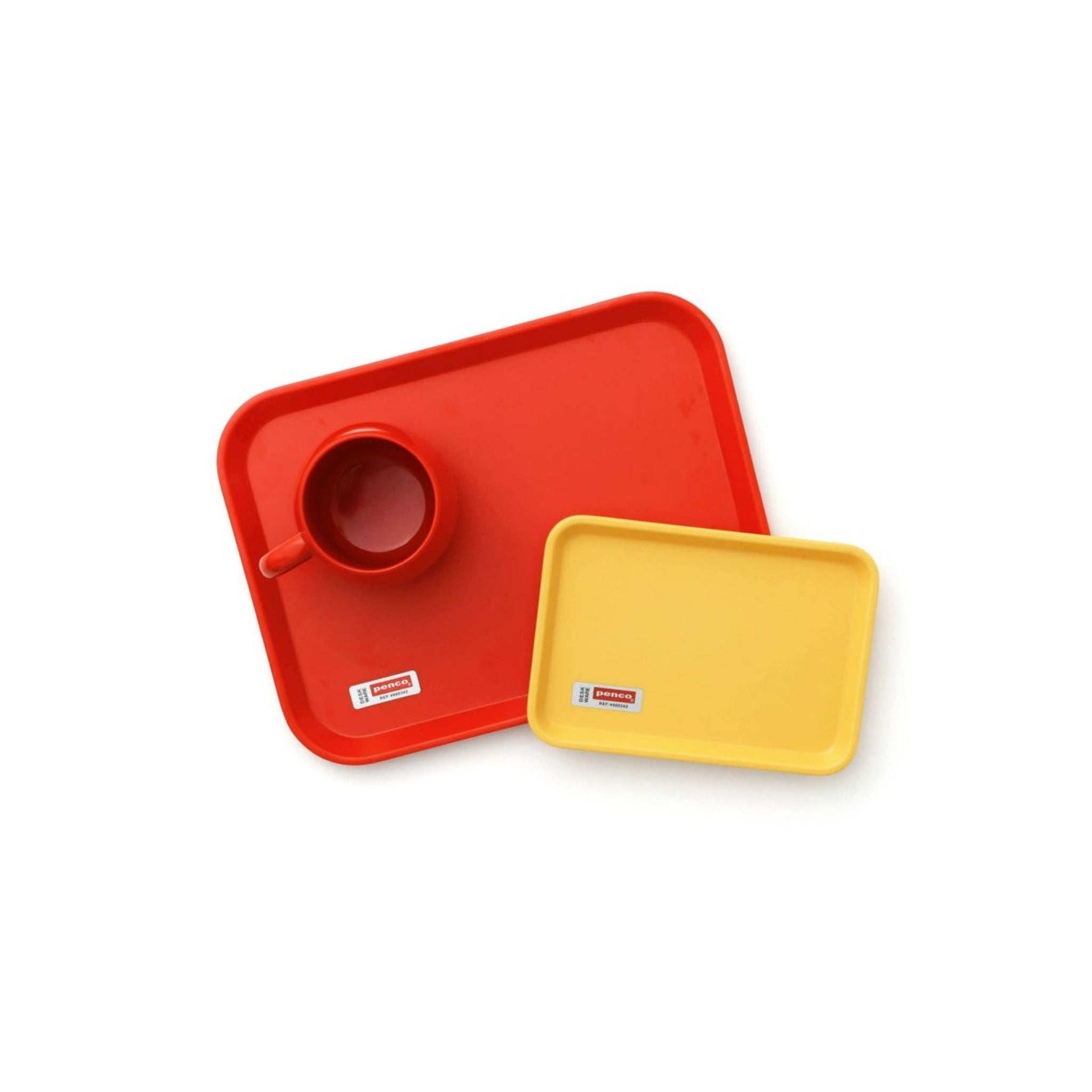 Twee overlappende rechthoekige dienbladen, waaronder het Penco Dienblad Geel 18/12, worden getoond met een rood kopje op het gele dienblad. Ze zijn elk voorzien van een klein etiket met tekst en strepen, waardoor ze veelzijdig dienblad en stijlvolle bureau-accessoire zijn.