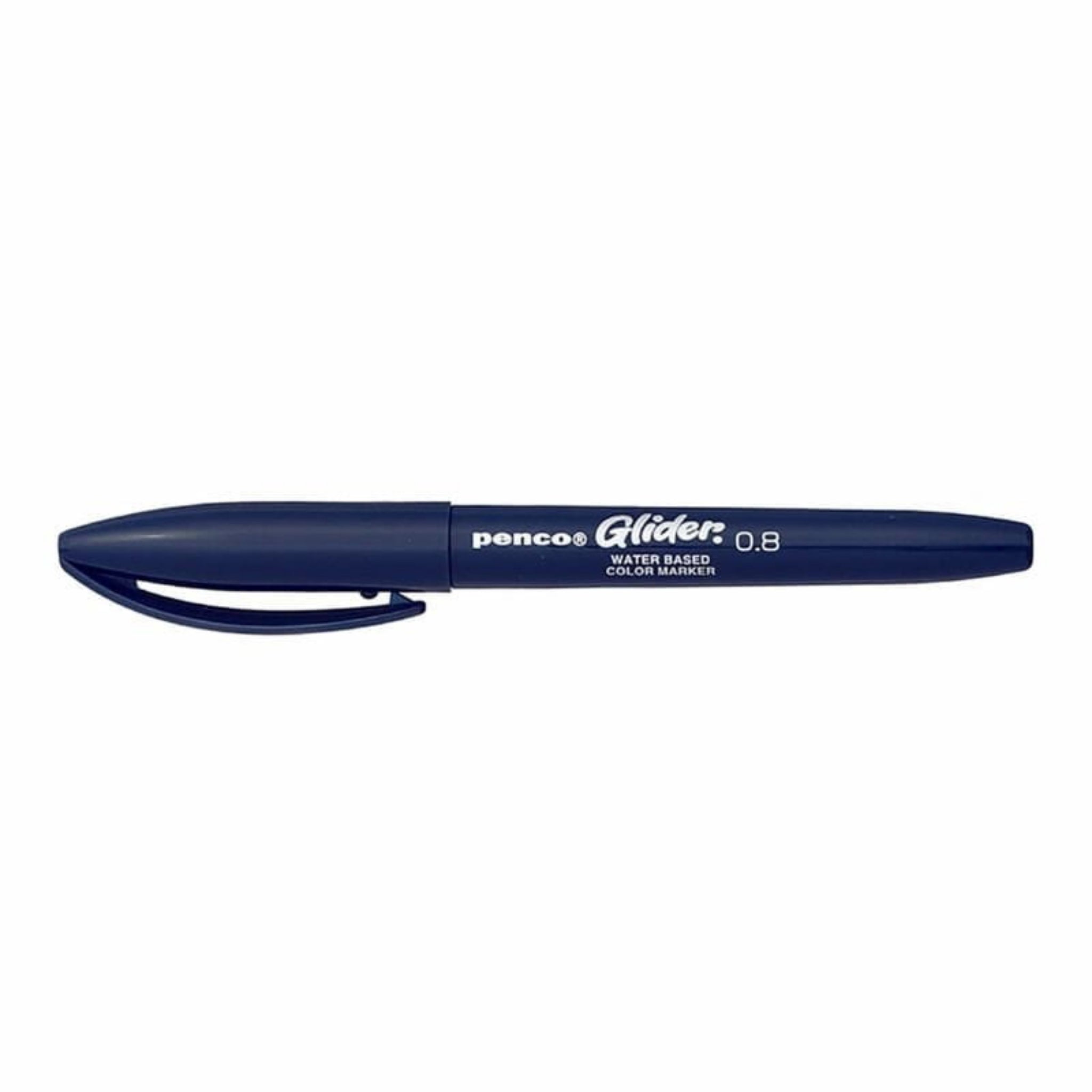 Een Penco Glider Pen Donkerblauw 0,8 mm marker op waterbasis met dop, van het merk Penco, ligt horizontaal op een effen witte achtergrond.