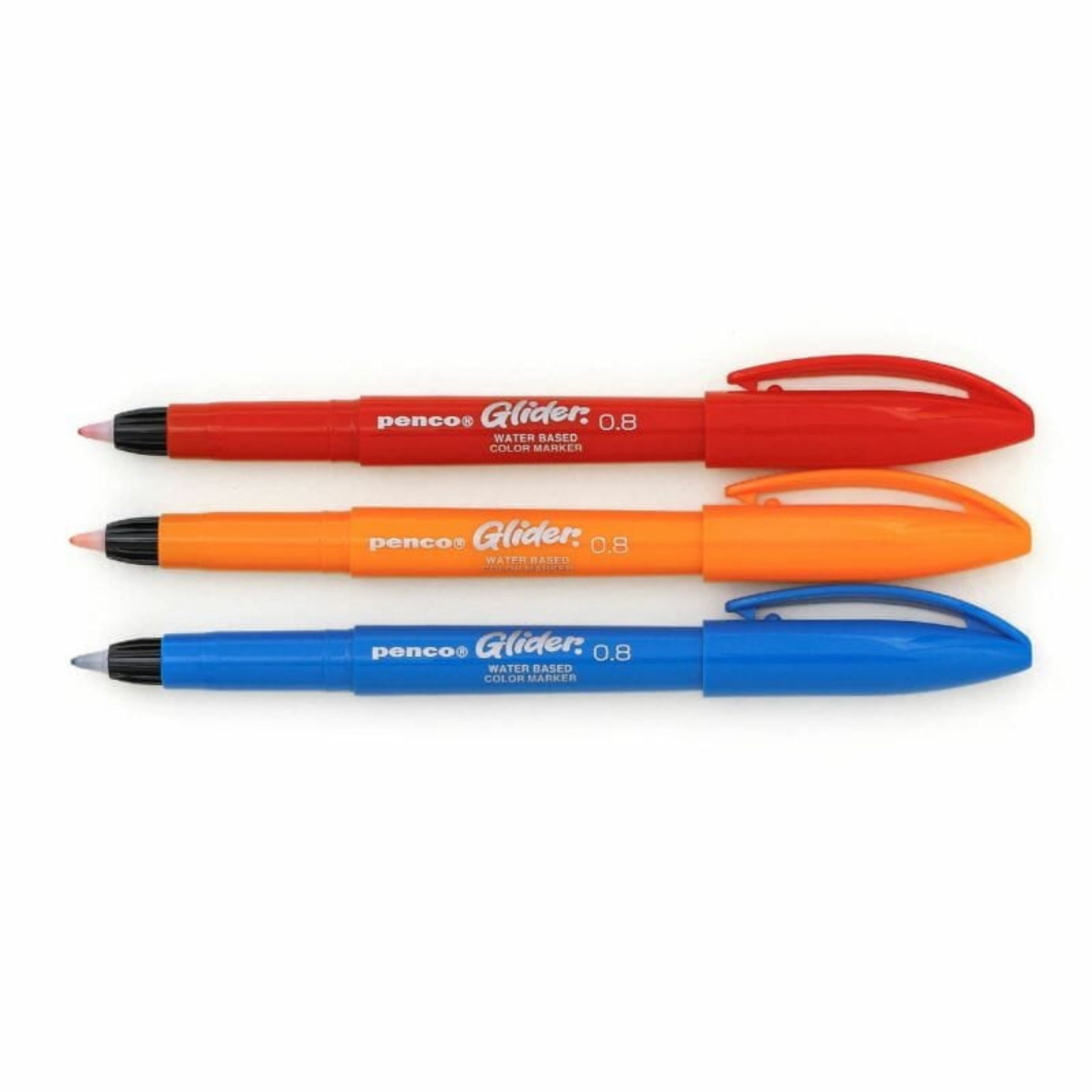 Drie Penco Glider pennen met dop - rood, oranje en blauw - liggen horizontaal met de punten zichtbaar aan de linkerkant. Op elke pen staat "penco Glider 0.8 WATER BASED COLOR MARKER," wat een zijdezachte schrijfervaring biedt.