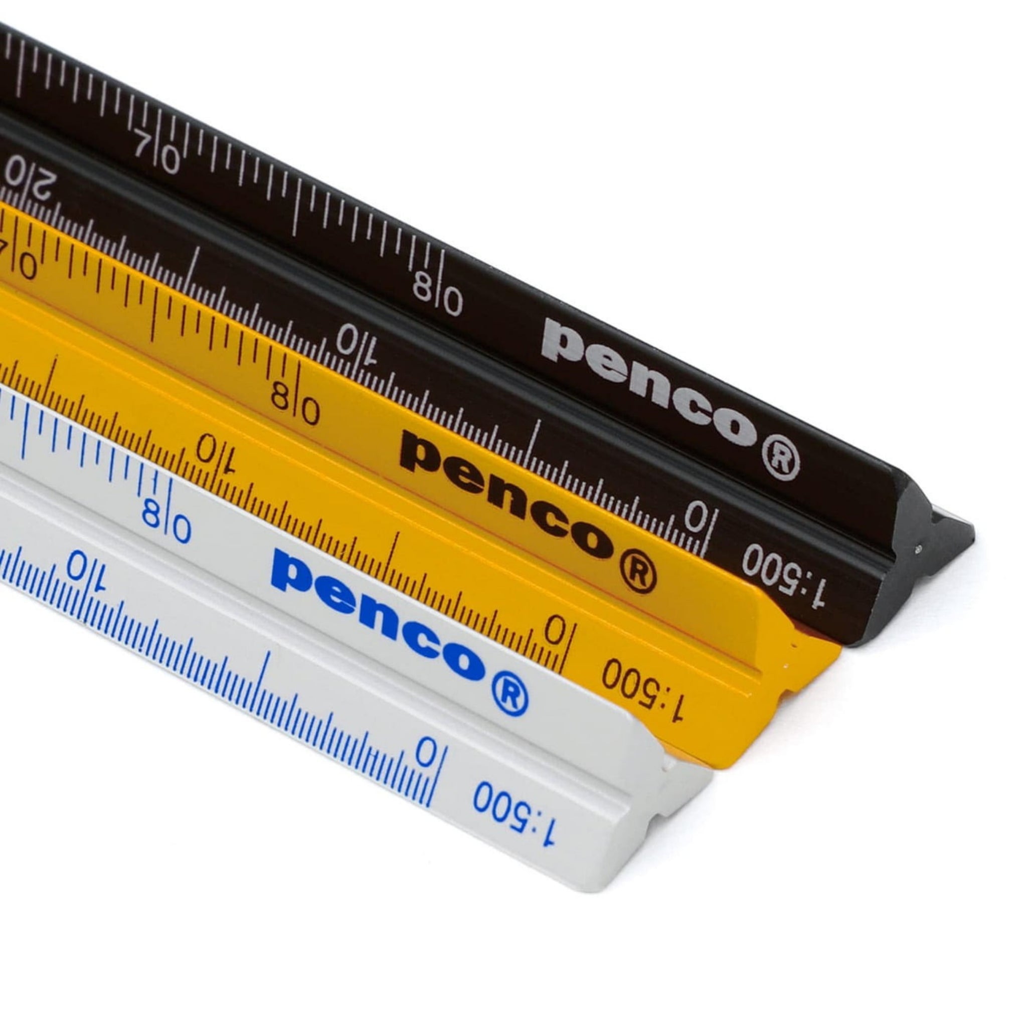 Drie Penco Lat Aluminium Zilver linialen, perfect voor technische tekenen, hebben een zwarte, gele en witte afwerking met blauwe of witte markeringen. Ze liggen naast elkaar op een witte achtergrond en hebben het opschrift "Penco.