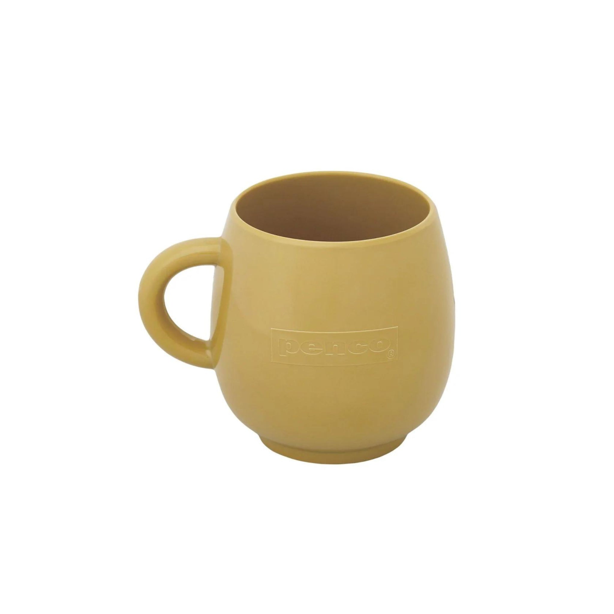 Een beige keramische Penco Mok van Penco heeft een gebogen lichaam, ronde voet, handvat aan de linkerkant en "penco" in reliëf op de zijkant. Deze retro mok is geïnspireerd op Japans design en wordt weergegeven tegen een effen witte achtergrond.