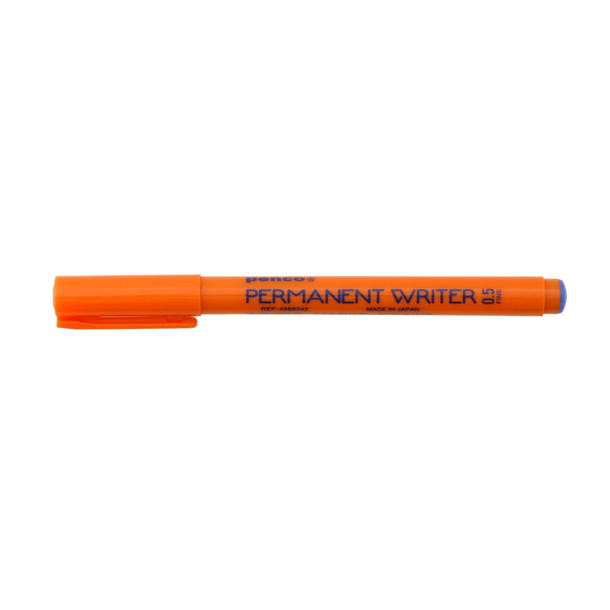 Een Penco Permanent Writer Blauw markeerstift met dop, horizontaal liggend. De blauwe tekst op het lichaam luidt PERMANENT WRITER 0.5. Gemaakt door Penco met oliebasisinkt en een vezelpunt van 0,5 mm; de punt is niet zichtbaar.