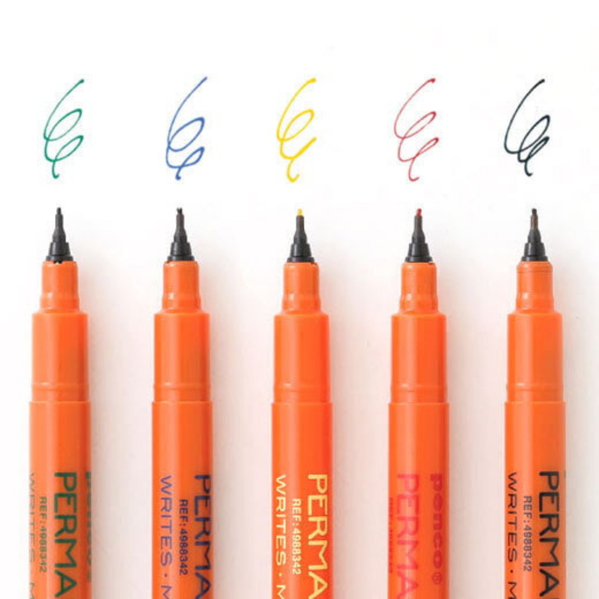 Vijf Penco Permanent Writer Zwart markers met een fijne punt van 0,5 mm liggen op een rij en tekenen er elk een tilde boven in groene, blauwe, gele, rode en zwarte inkt.