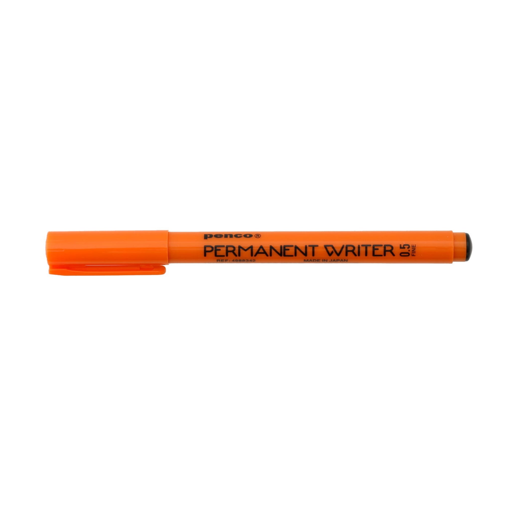 Een Penco Permanent Writer Zwart wordt horizontaal weergegeven op een witte achtergrond, waardoor het strakke ontwerp van deze zwarte permanente marker van Penco wordt benadrukt.