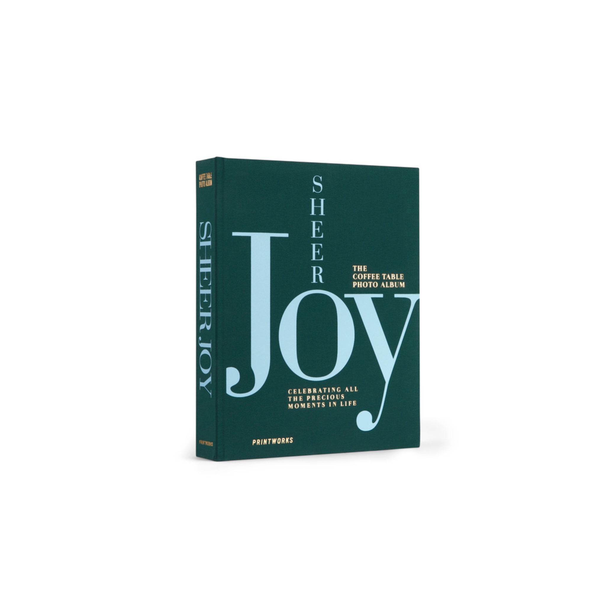Een donkergroen hardcover Fotoalbum Sheer Joy van Printworks staat rechtop op een witte achtergrond, met vetgedrukte witte en lichtblauwe tekst op de kaft met kleine gouden accenten.