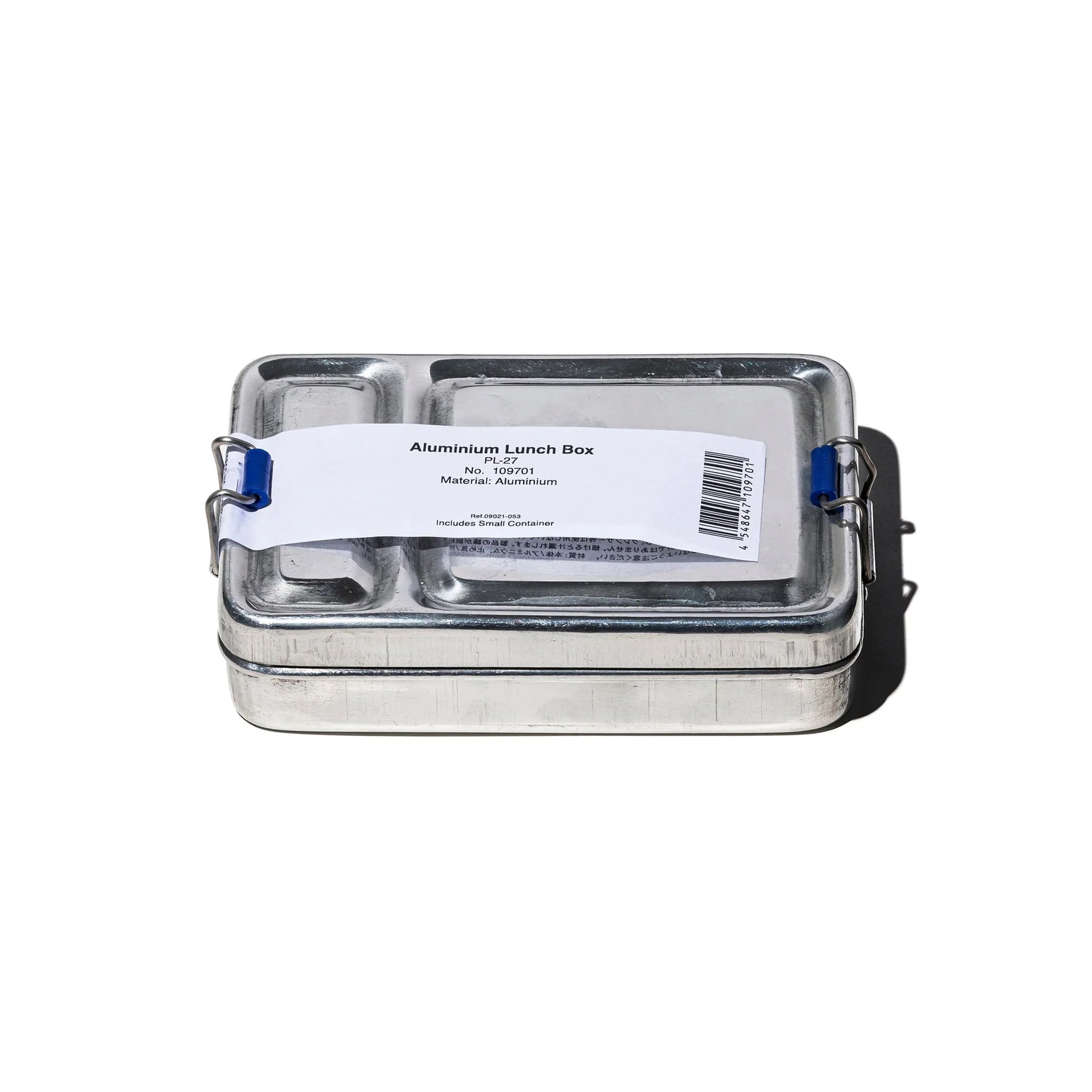 De Puebco Aluminium Lunchbox is een rechthoekige aluminium lunchbox met een wit etiket met tekst en een barcode op het deksel, metalen sluitingen en is afgebeeld tegen een witte achtergrond.