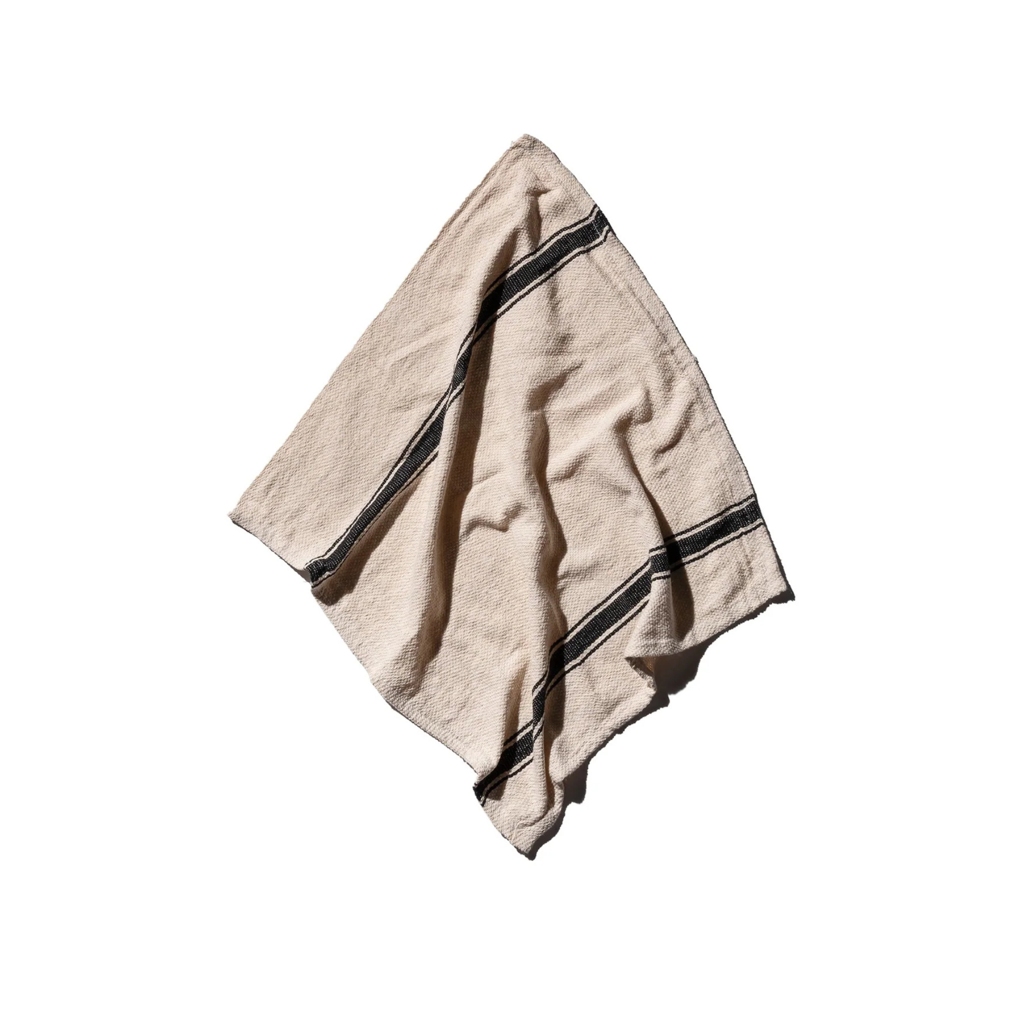 De Puebco India Theedoek Zwart 60/60 is een beige doek met zwarte strepen, gemaakt van gerecyclede stoffen en geïnspireerd op traditioneel Indiaas textiel, gedrapeerd tegen een witte achtergrond.