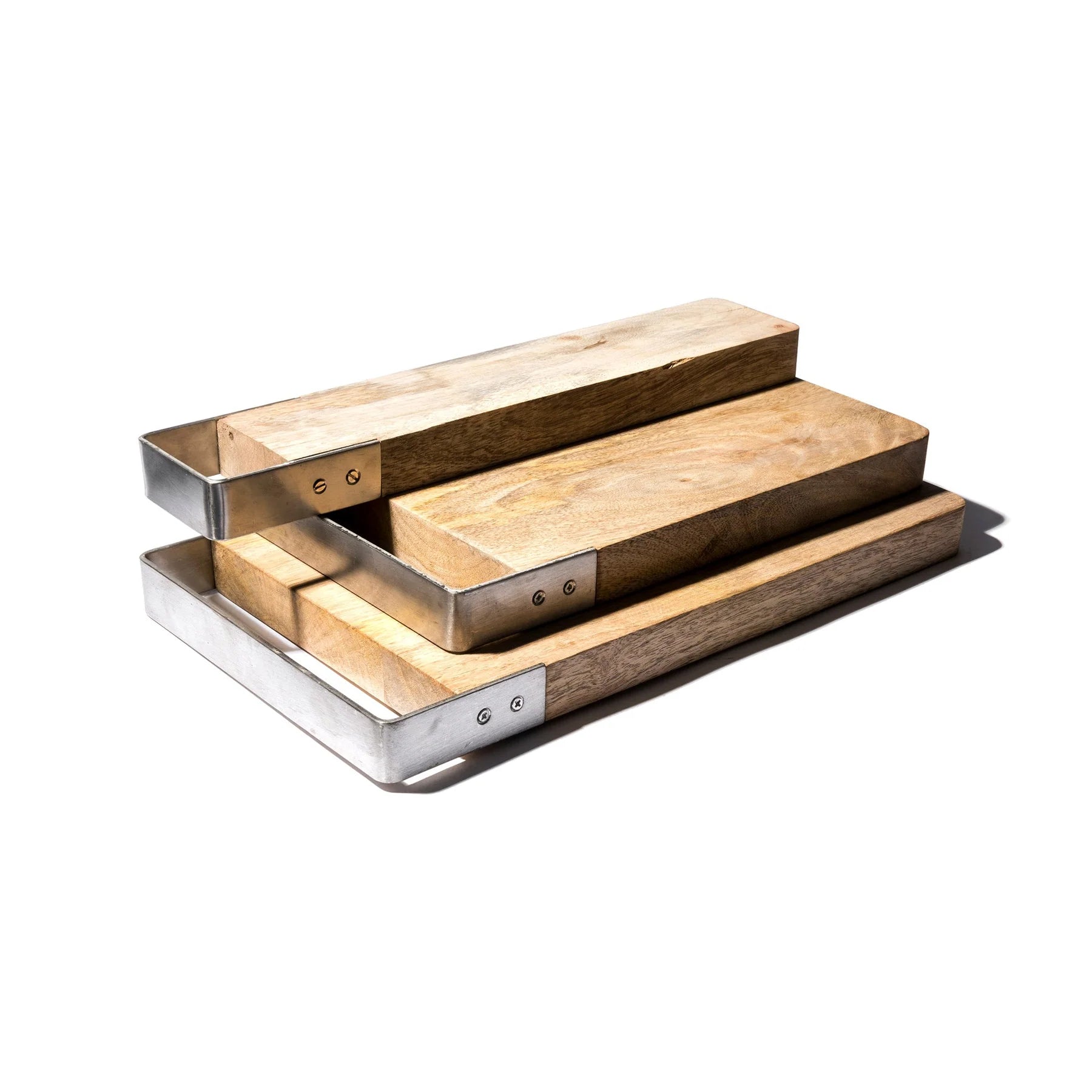 Drie bakjes Snijplank Mango Hout 7/32 van Puebco zijn op elkaar gestapeld, elk iets kleiner dan het bakje eronder, allemaal met metalen handgrepen, tegen een witte achtergrond.