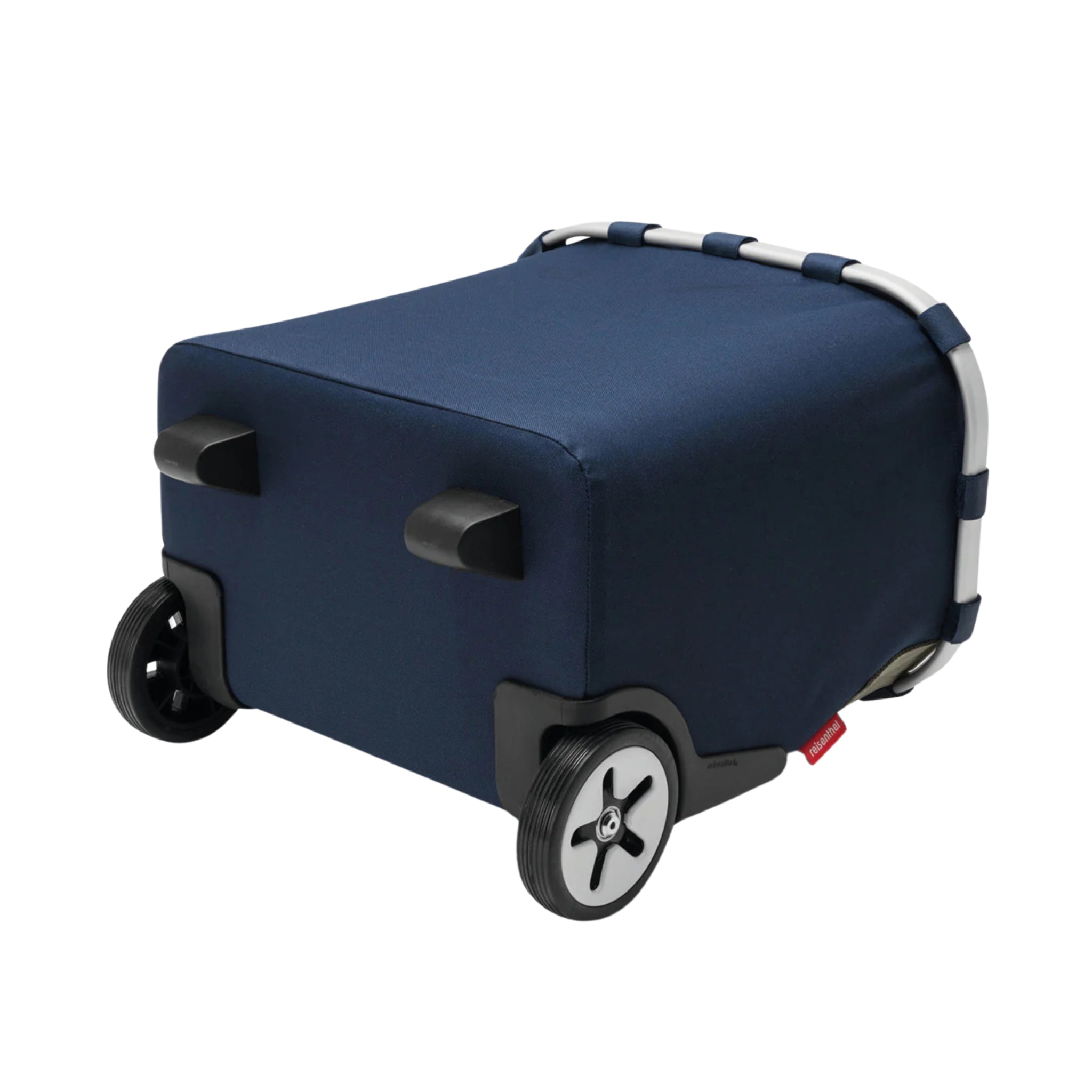 De Reisenthel Carrycruiser Trolley Donkerblauw van Reisenthel is een donkerblauwe, rechthoekige koffer voor kinderen met een wit gebogen handvat, zwarte wielen en twee zwarte hoekbumpers aan de voorkant.