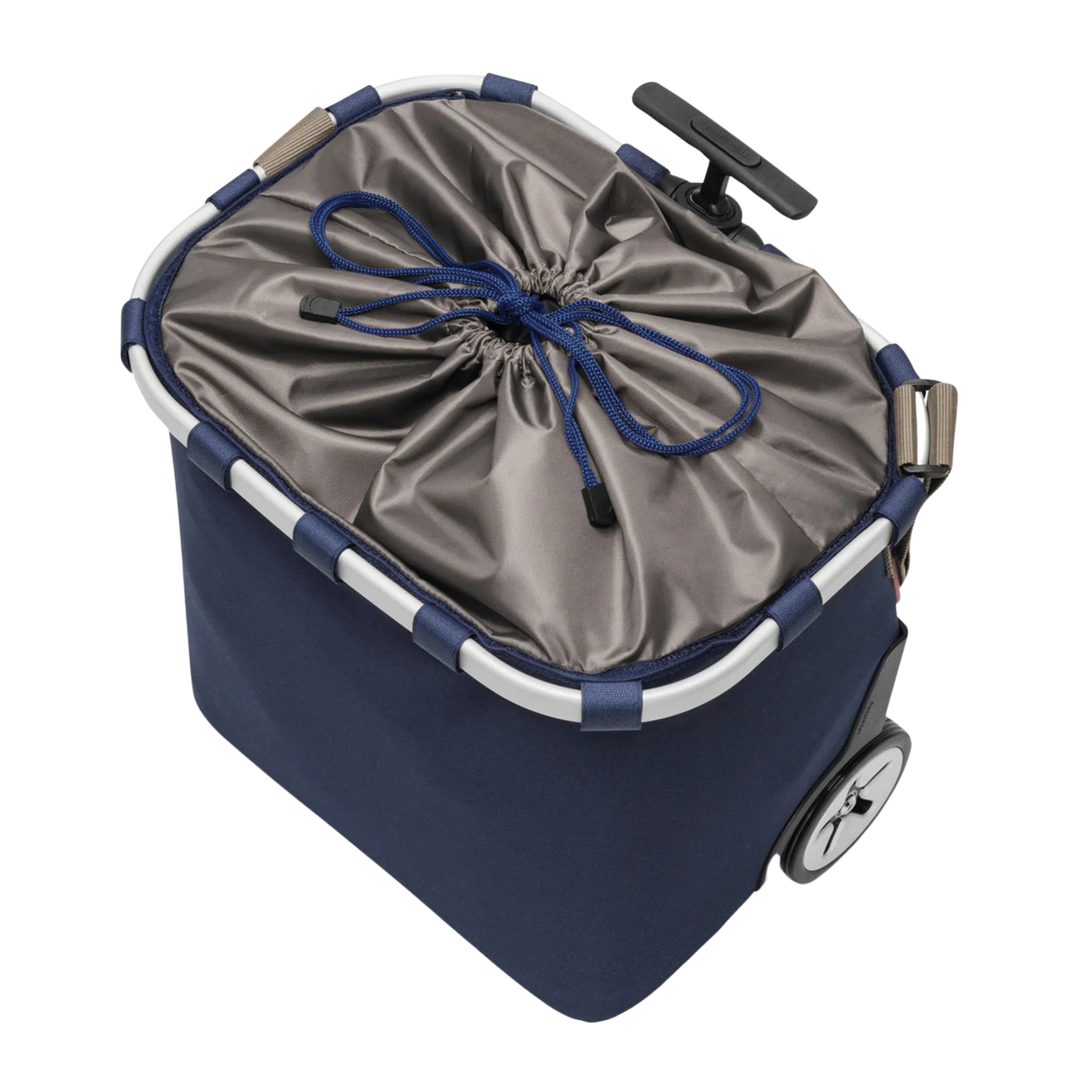 De Reisenthel Carrycruiser Trolley Donkerblauw is een blauwe geïsoleerde trolley met een stevig metalen frame, grijs deksel met trekkoord en zwart handvat. Deze praktische Reisenthel trolley heeft wieltjes voor gemakkelijk transport.