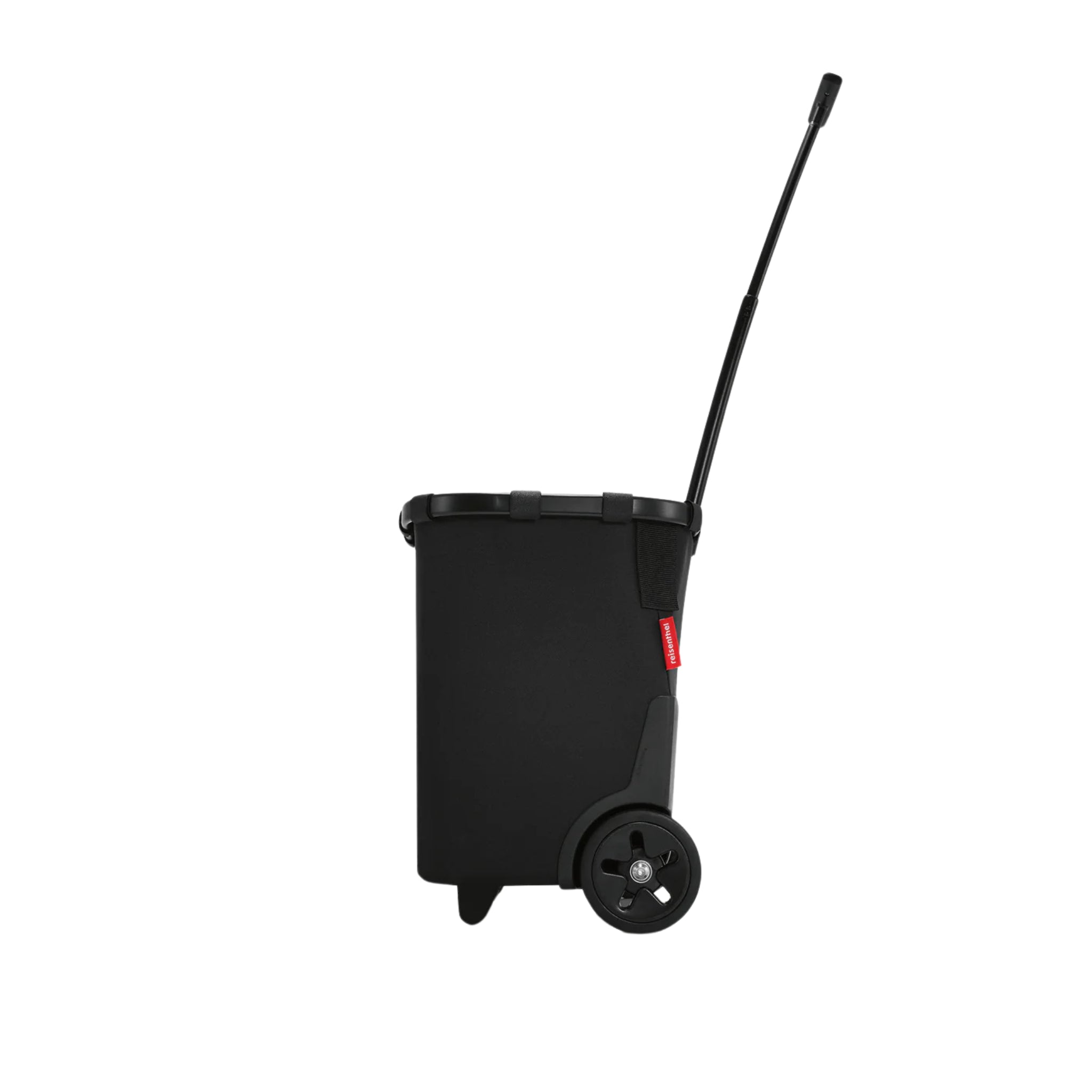 De Reisenthel Carrycruiser Trolley Zwart/Zwart van Reisenthel is afgebeeld in profiel tegen een witte achtergrond, met een zwarte behuizing, deksel, lange rechtopstaande handgreep en twee grote achterwielen voor gemakkelijk transport.