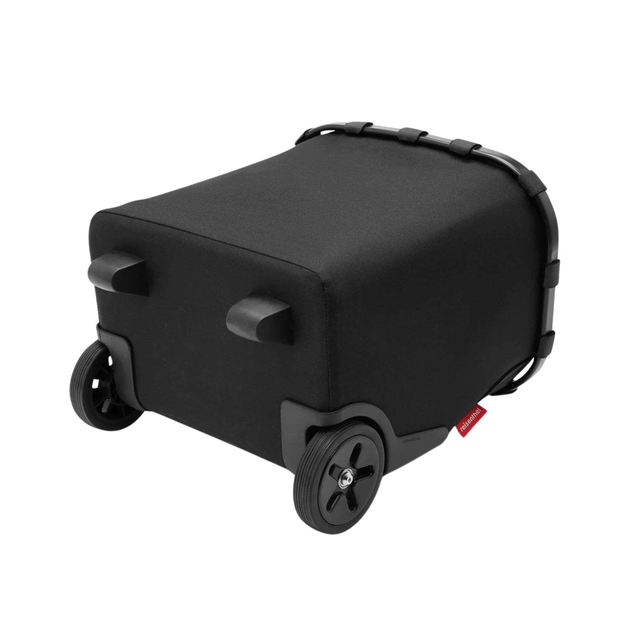 De Reisenthel Carrycruiser Trolley Zwart/Zwart van Reisenthel is een zwarte, rechthoekige trolley met zachte hoes met twee achterwielen, twee voorpoten, een gebogen bovenhandgreep en een rood zijlabel - ideaal als boodschappentrolley.