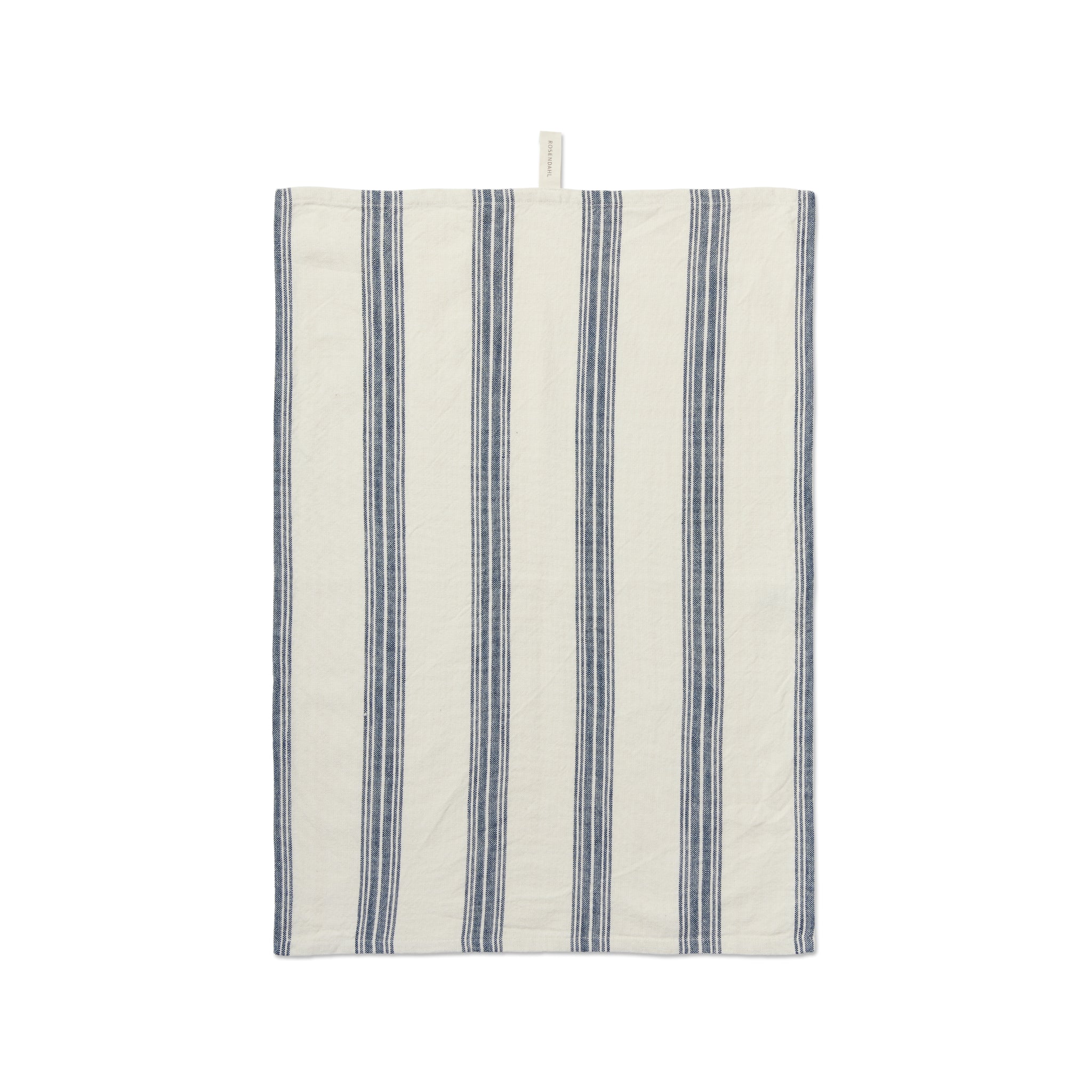 De Rosendahl Garn Theedoek Blauw 50/70 is een rechthoekige witte keukenhanddoek met verticale blauwe strepen in Scandinavisch design van Rosendahl, voorzien van een klein lusje om op te hangen.