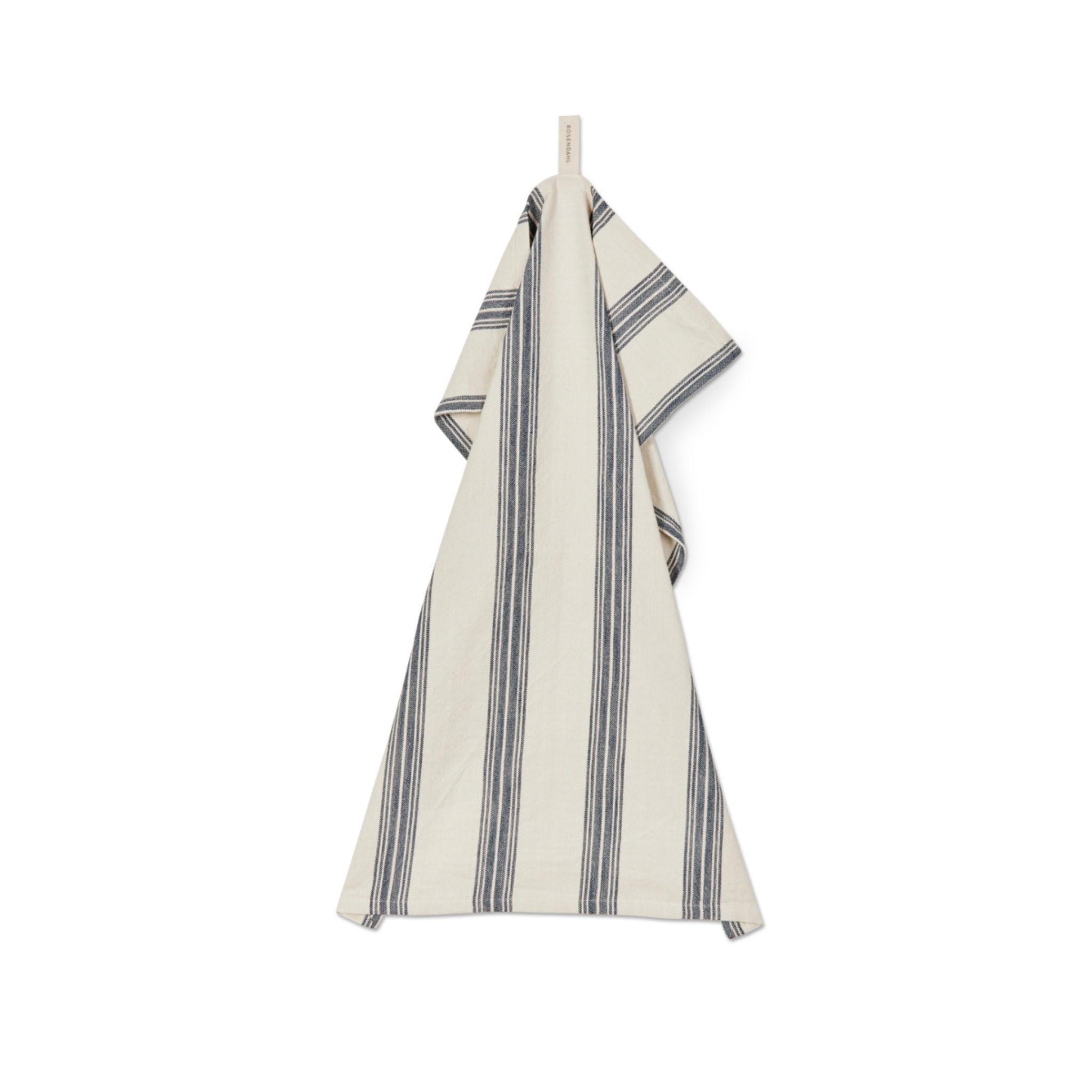 De Rosendahl Garn Theedoek Blauw 50/70 van Rosendahl, met crèmekleurige en donkerblauwe verticale strepen, hangt aan een knijper tegen een witte achtergrond en is een toonbeeld van tijdloos Scandinavisch design.