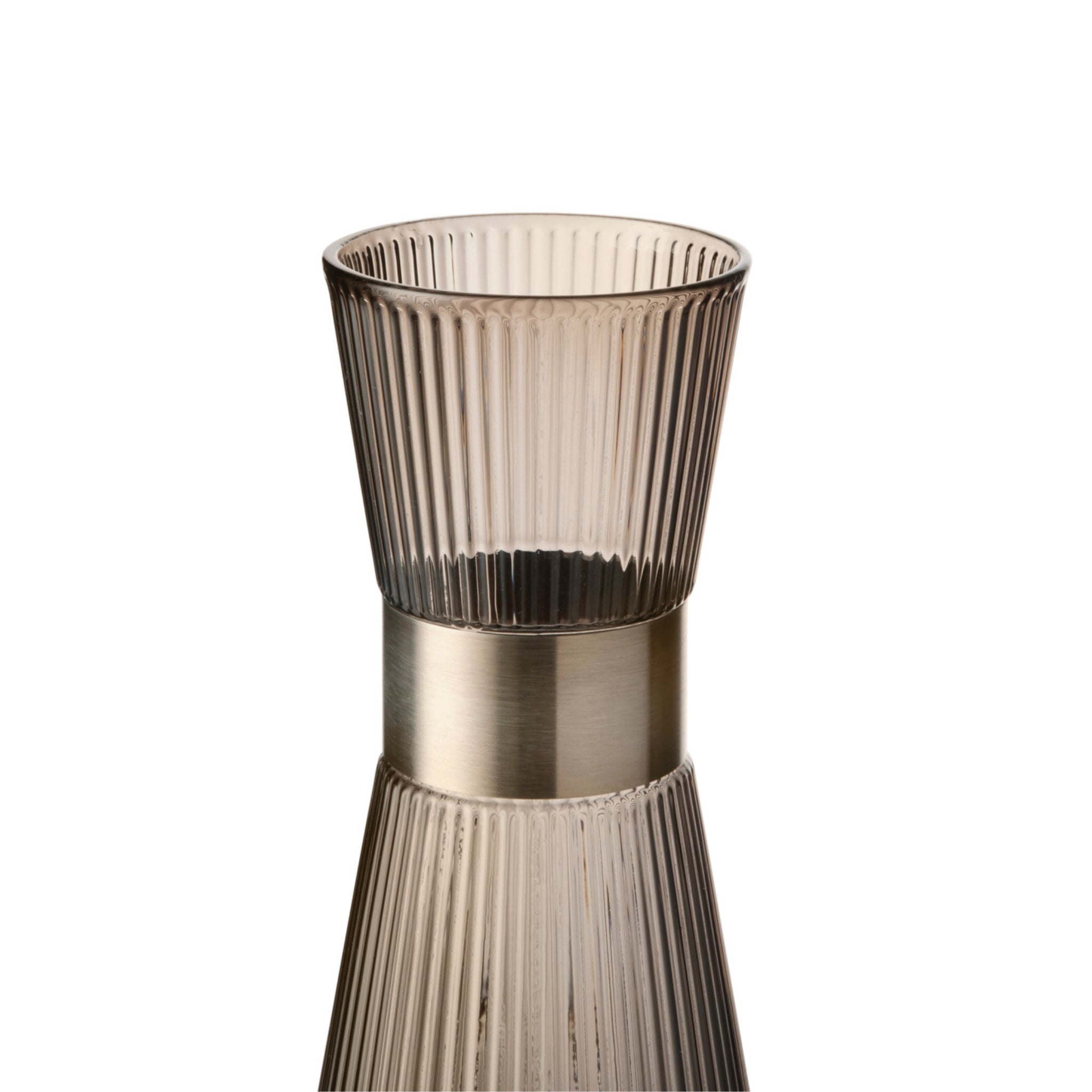 Een close-up van de Rosendahl Grand Cru Karaf Walnoot 1 l toont het moderne geribbelde ontwerp, de metalen band en de brede bovenkant, tegen een effen witte achtergrond.