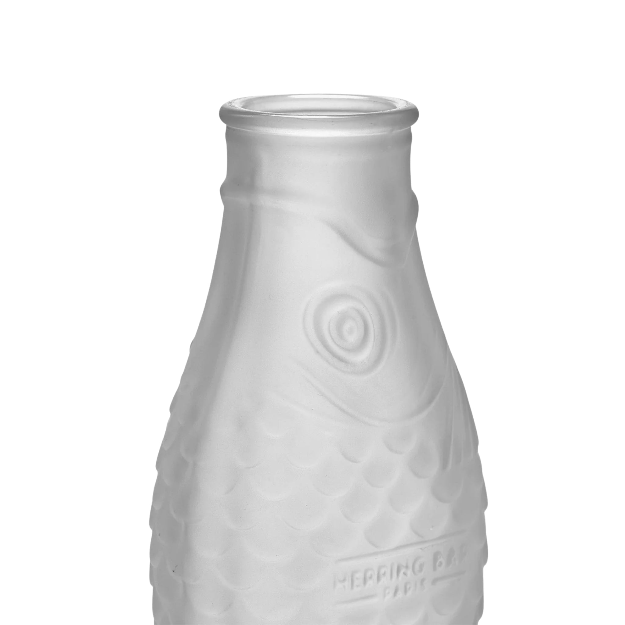 De Serax Fish & Fish Karaf Frosted 85 cl heeft een gematteerd, visvormig ontwerp met gedetailleerde schubben, een reliëf "HERRING BOTTLE," en een hals die de mond van de vis vormt, wat de speelse stijl van Serax laat zien.