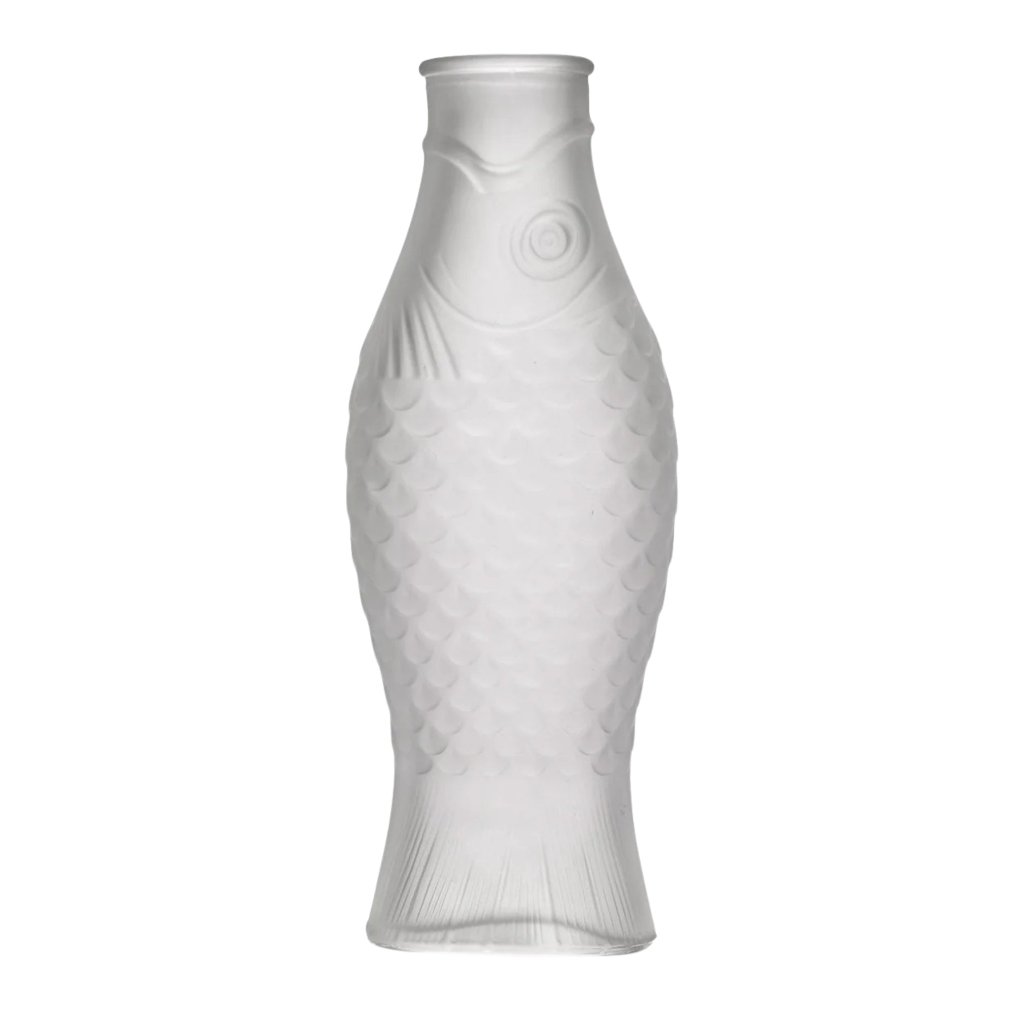 De Serax Fish & Fish Karaf Frosted 85 cl van Serax, in de vorm van een vis met gestructureerde schubben en vinnen, staat rechtop tegen een effen witte achtergrond - een opvallend stuk designglaswerk.