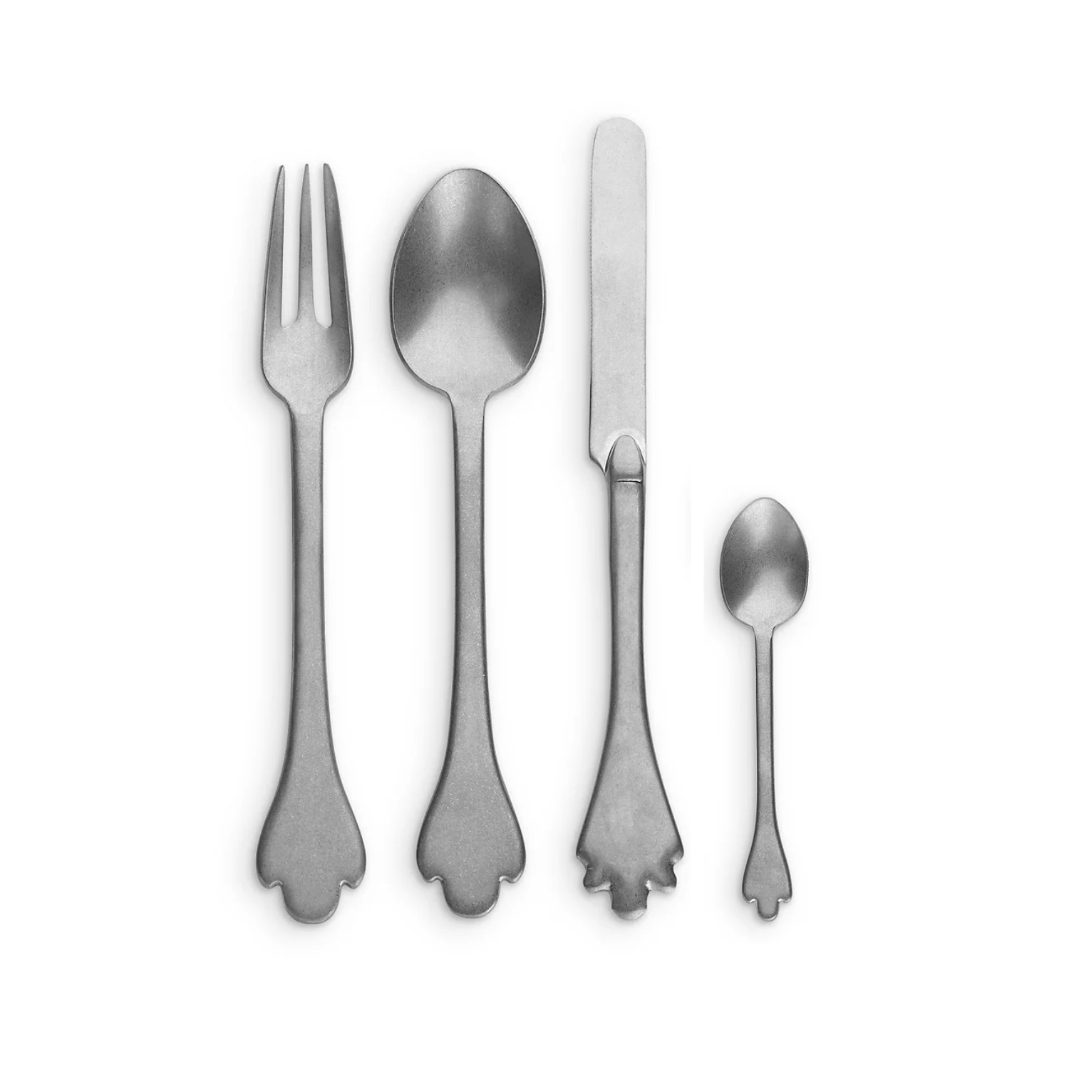 Vier stukken uit de Serax Merci Bestek 24-delig-vork, eetlepel, mes en theelepel-zijn verticaal gerangschikt op een witte achtergrond, elk met sierlijke handgrepen die de elegantie van deze unieke collectie laten zien.