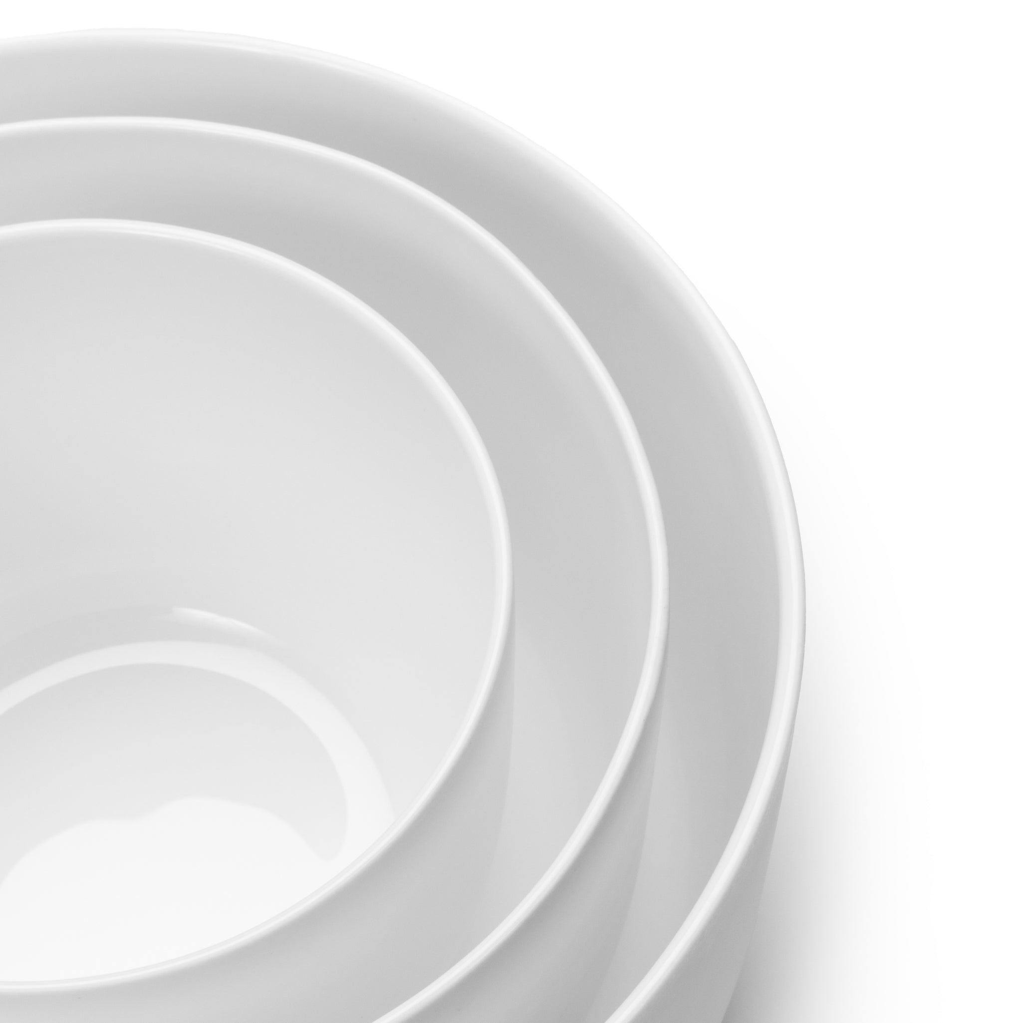 Drie witte keramische kommen van Serax Base Diepe Kom D20 zijn in elkaar geschoven en van bovenaf gezien op een witte achtergrond.