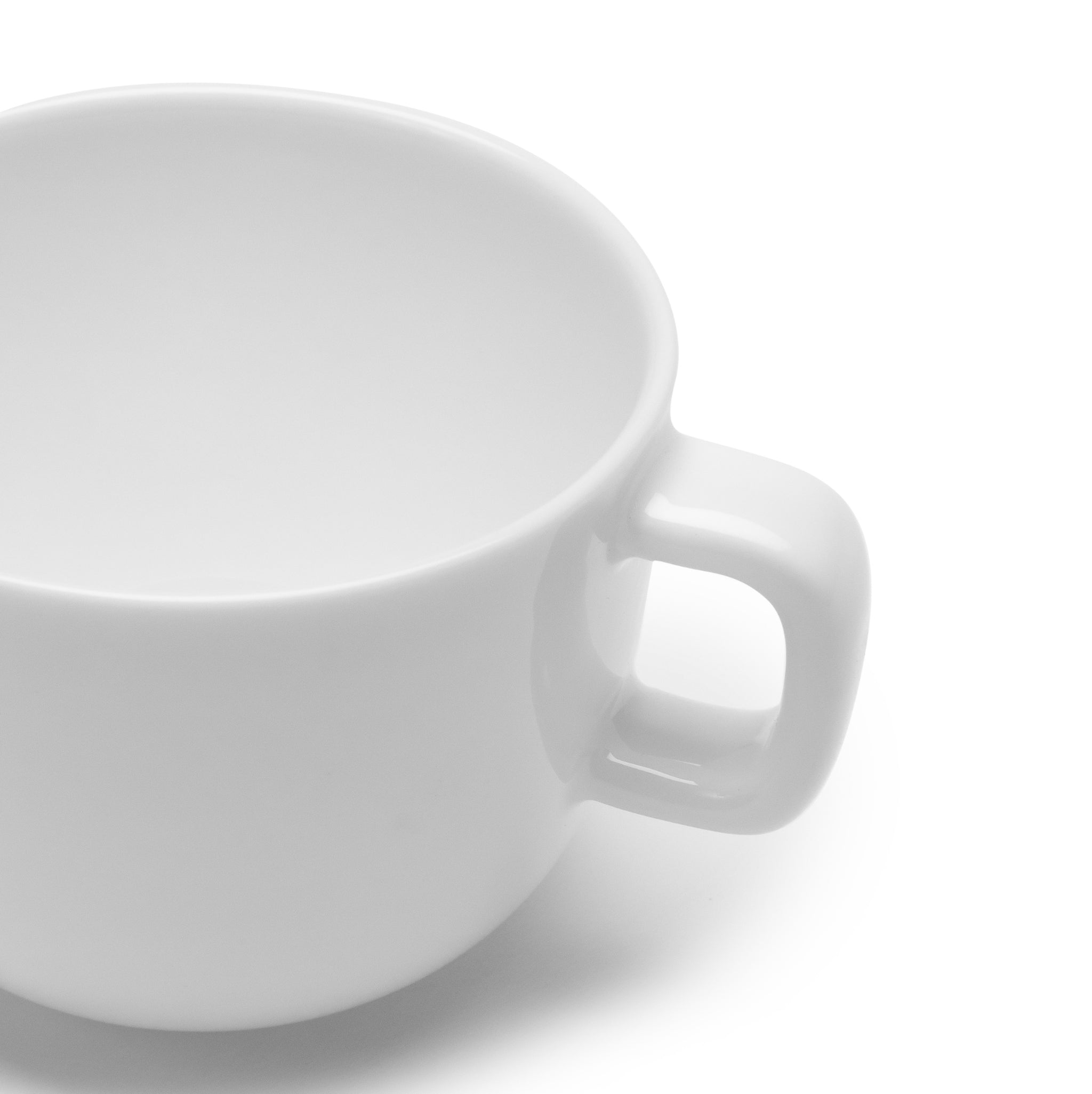Een close-up van de Serax Base Espresso Kop met Oor 10 cl van Serax, een minimalistisch kopje van wit keramiek met handvat tegen een witte achtergrond, waarbij alleen de bovenkant en rechterkant zichtbaar zijn, wat de elegantie van Chinees porselein oproept.