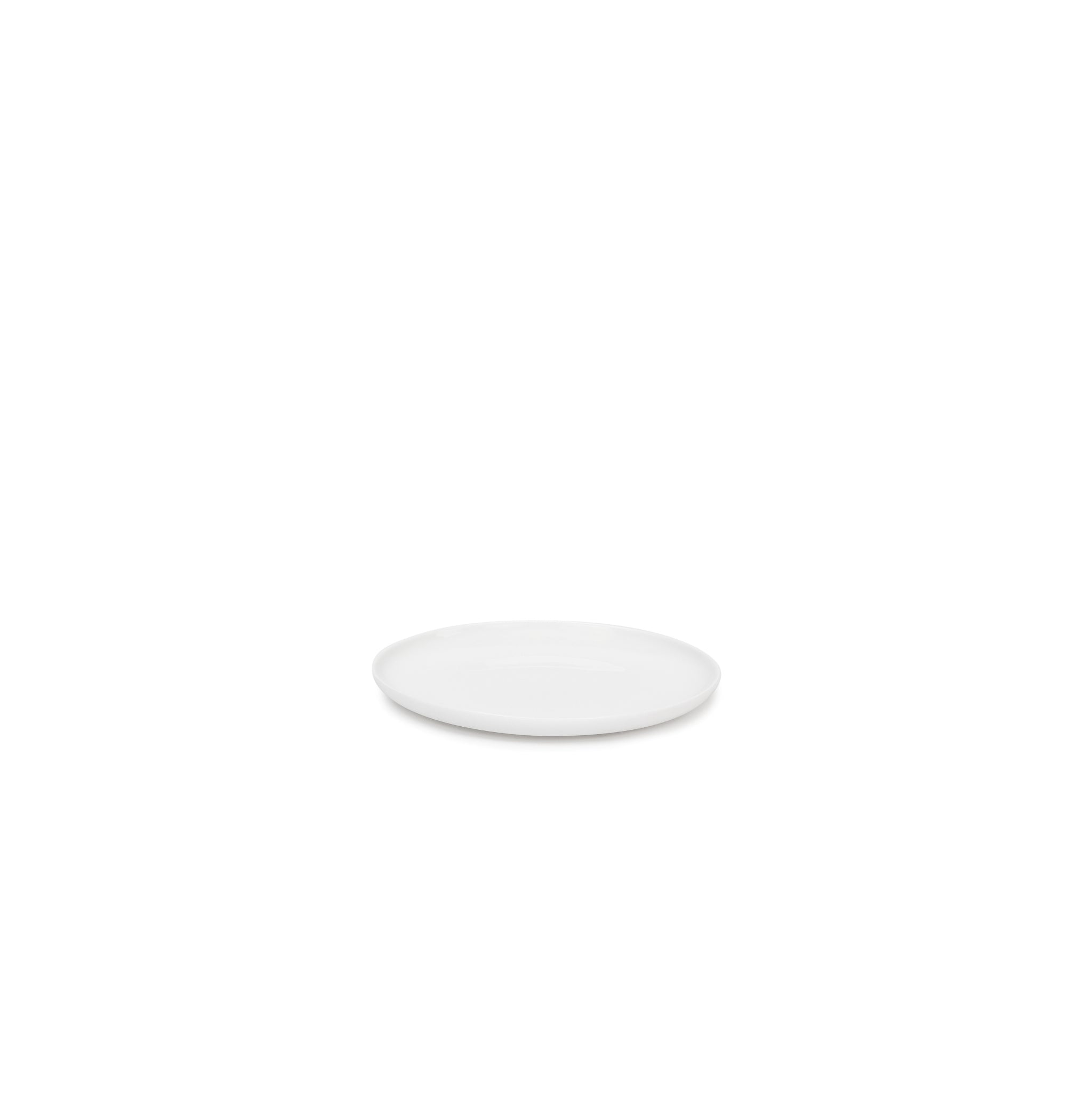 De Serax Base Laag Bord D16, een klein rond wit keramisch bord van Serax, is gecentreerd op een effen witte achtergrond, wat de tijdloze elegantie benadrukt, geïnspireerd door klassiek Chinees porselein.