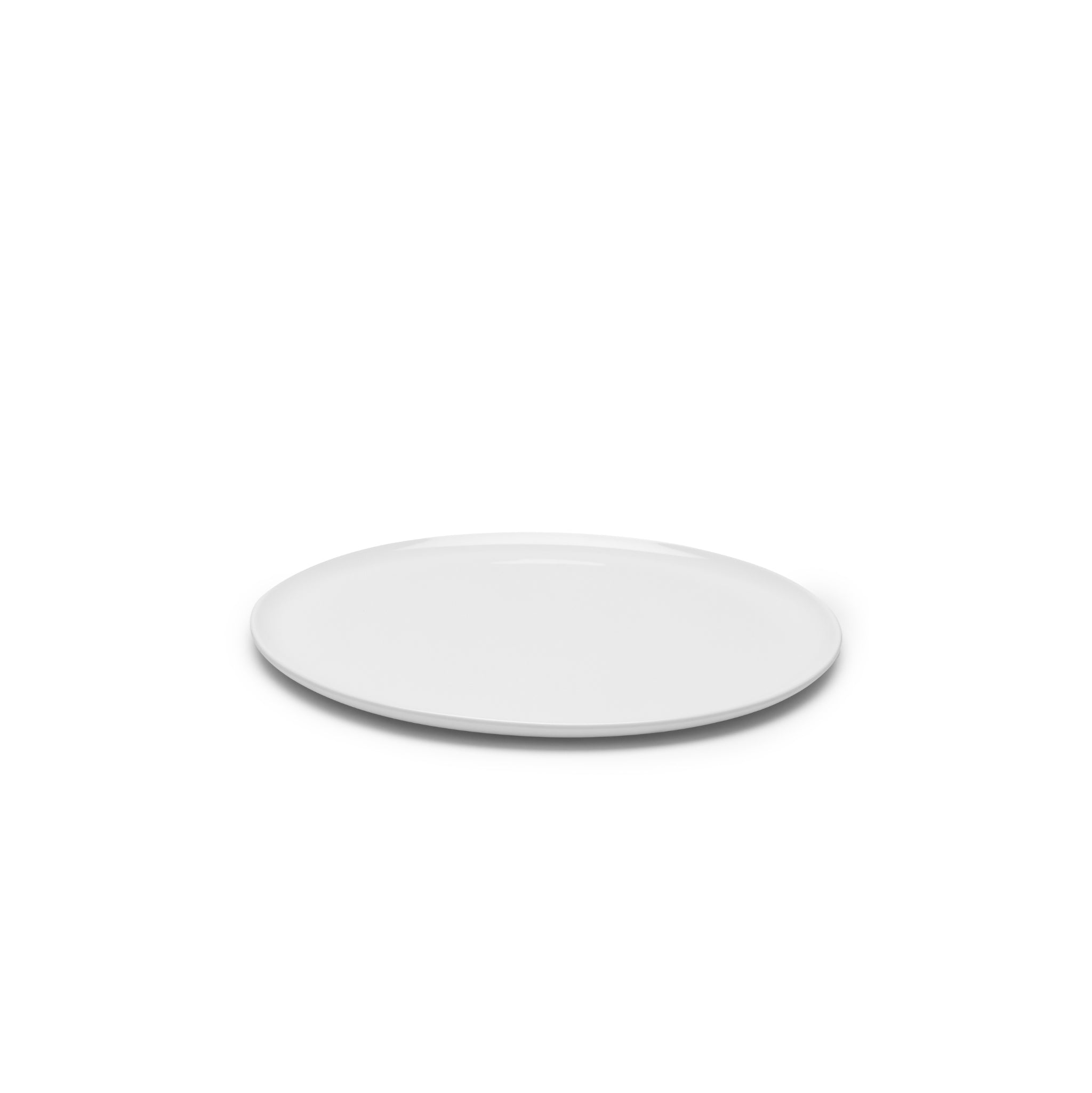 Een Serax Base Laag Bord D32, een effen rond bord van wit keramiek van Serax, is gecentreerd op een witte achtergrond. Het lege bord uit de Studio Piet Boon collectie is gefotografeerd vanuit een licht schuin zijperspectief.