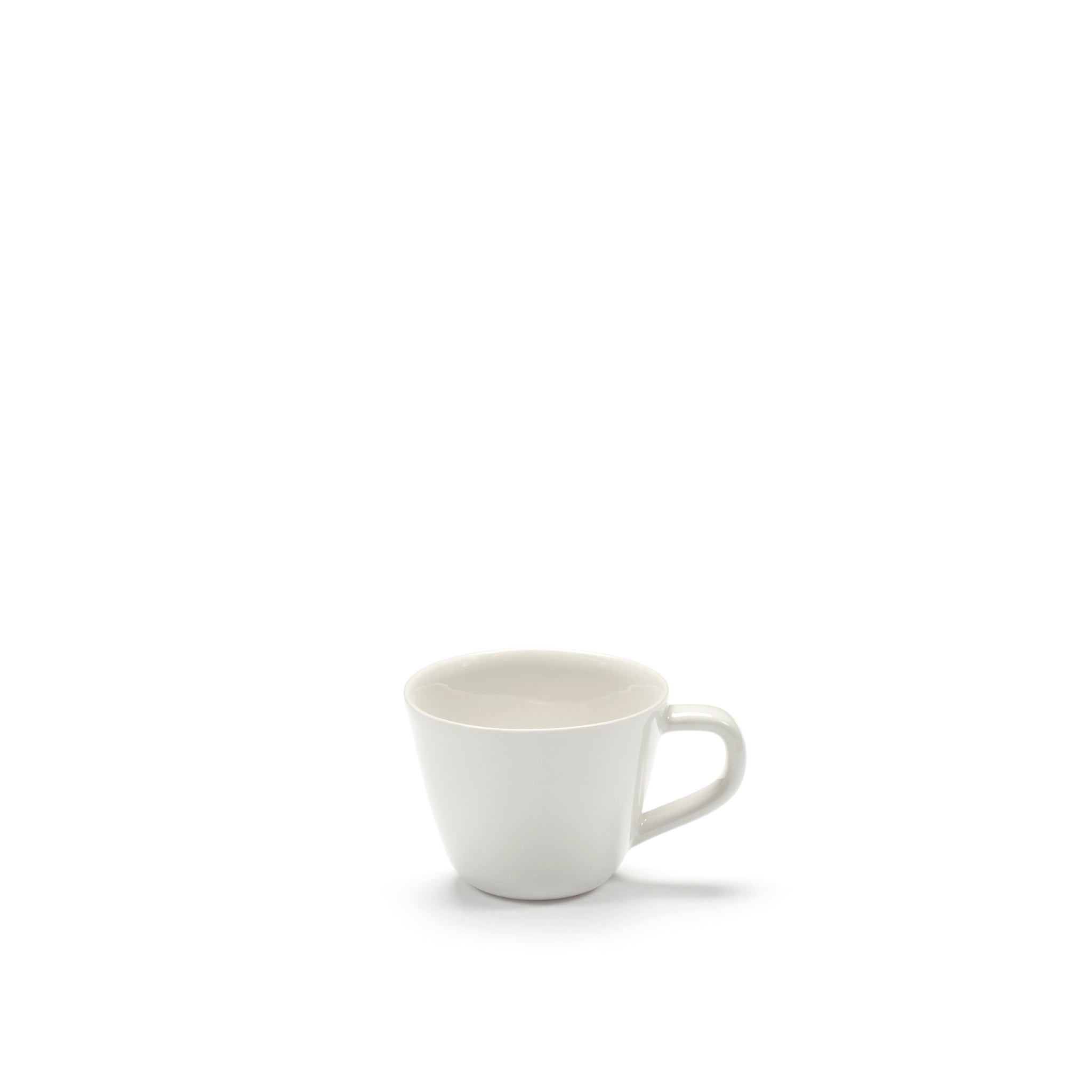 De Serax Cena Espresso Kop met Oor 12 cl, een effen witte kop van keramiek van Serax, is afgebeeld op een witte achtergrond met een zachte schaduw eronder.