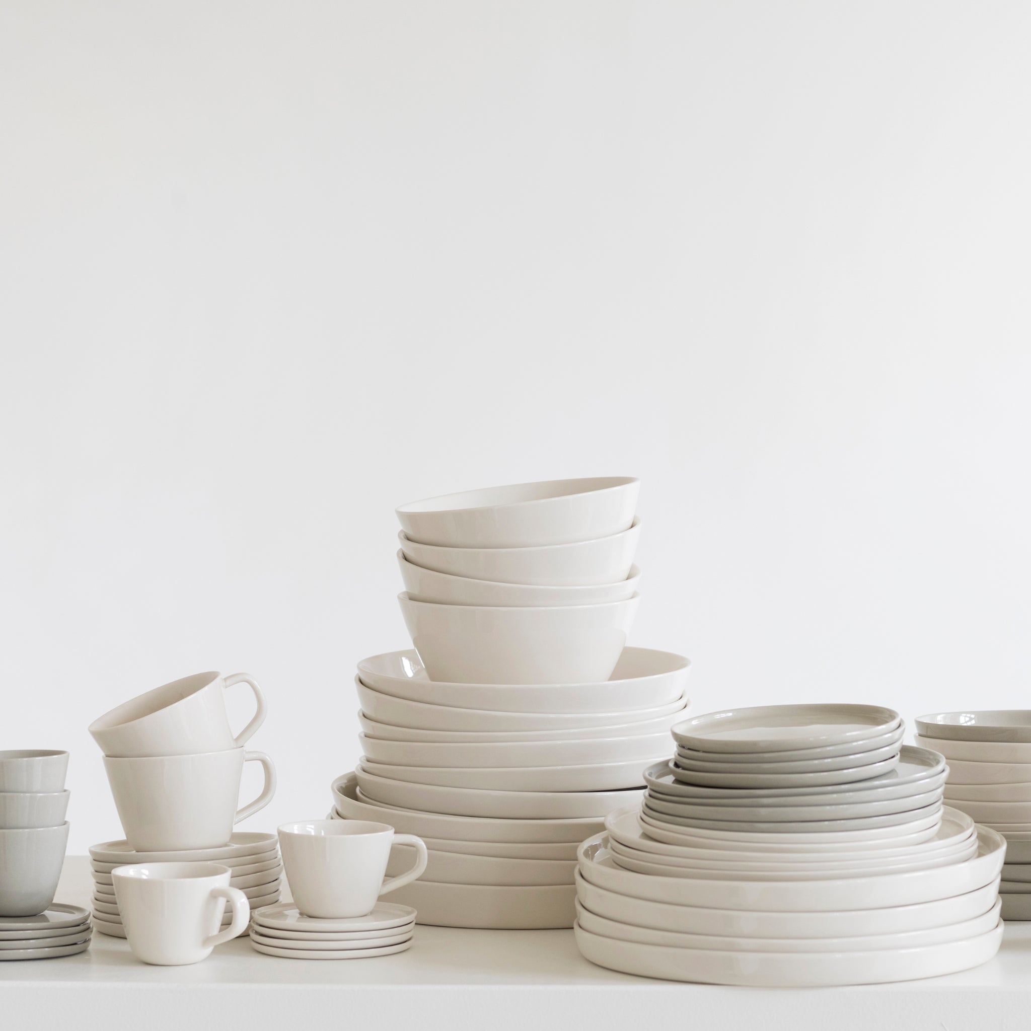 De Serax Cena Espresso Kop met Oor 12 cl van Serax staat op een wit oppervlak en het minimalistische ontwerp weerspiegelt de tijdloze elegantie van Vincent Van Duysen.