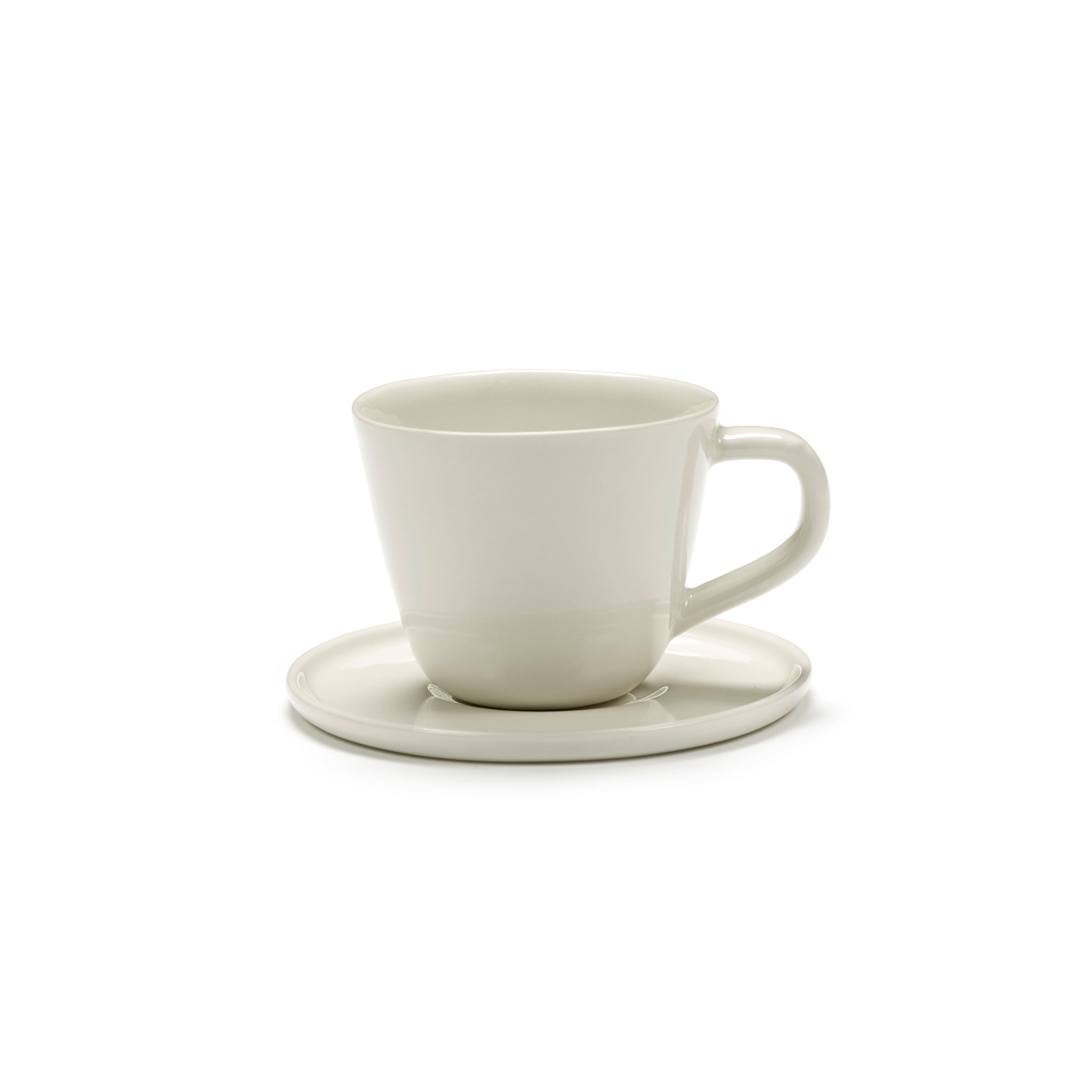 De Serax Cena Espresso Kop met Oor 12 cl is een slanke witte kop van keramiek met handvat, op een bijpassende schotel - een verfijnd stuk uit de Cena collectie van Vincent Van Duysen voor Serax.