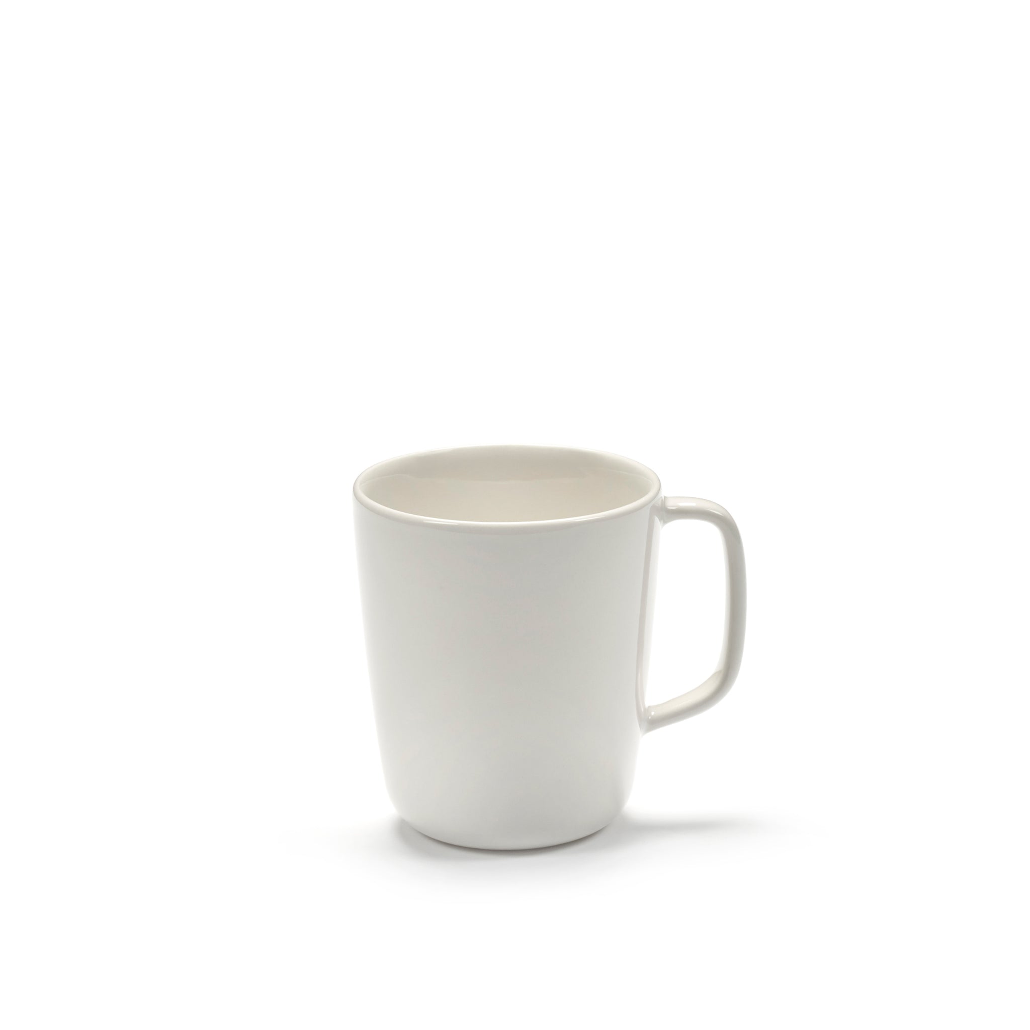 De Serax Cena Theekop met Oor 37 cl, een eenvoudige beker van wit keramiek van Serax, is gecentreerd met het handvat op een witte achtergrond.