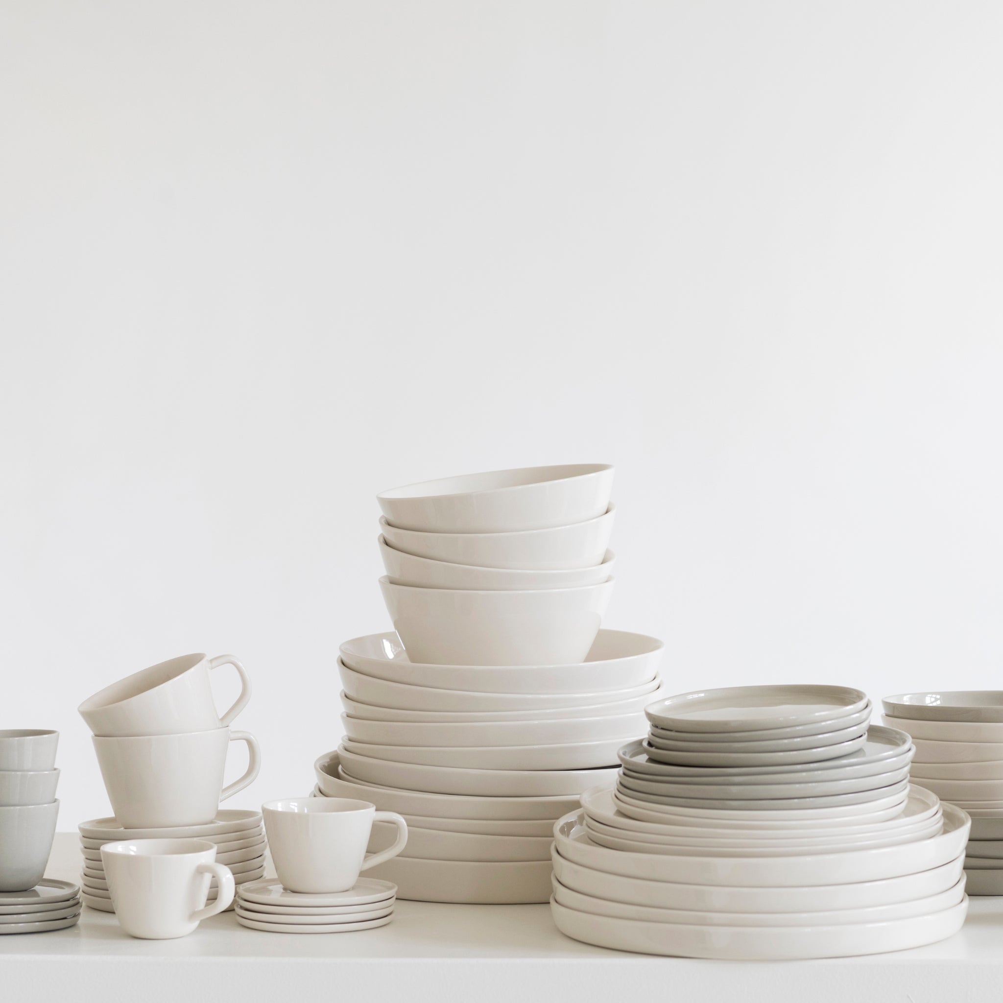 De Serax Cena Theekop met Oor 37 cl van Serax is netjes weergegeven op een wit vlak tegen een effen witte achtergrond.