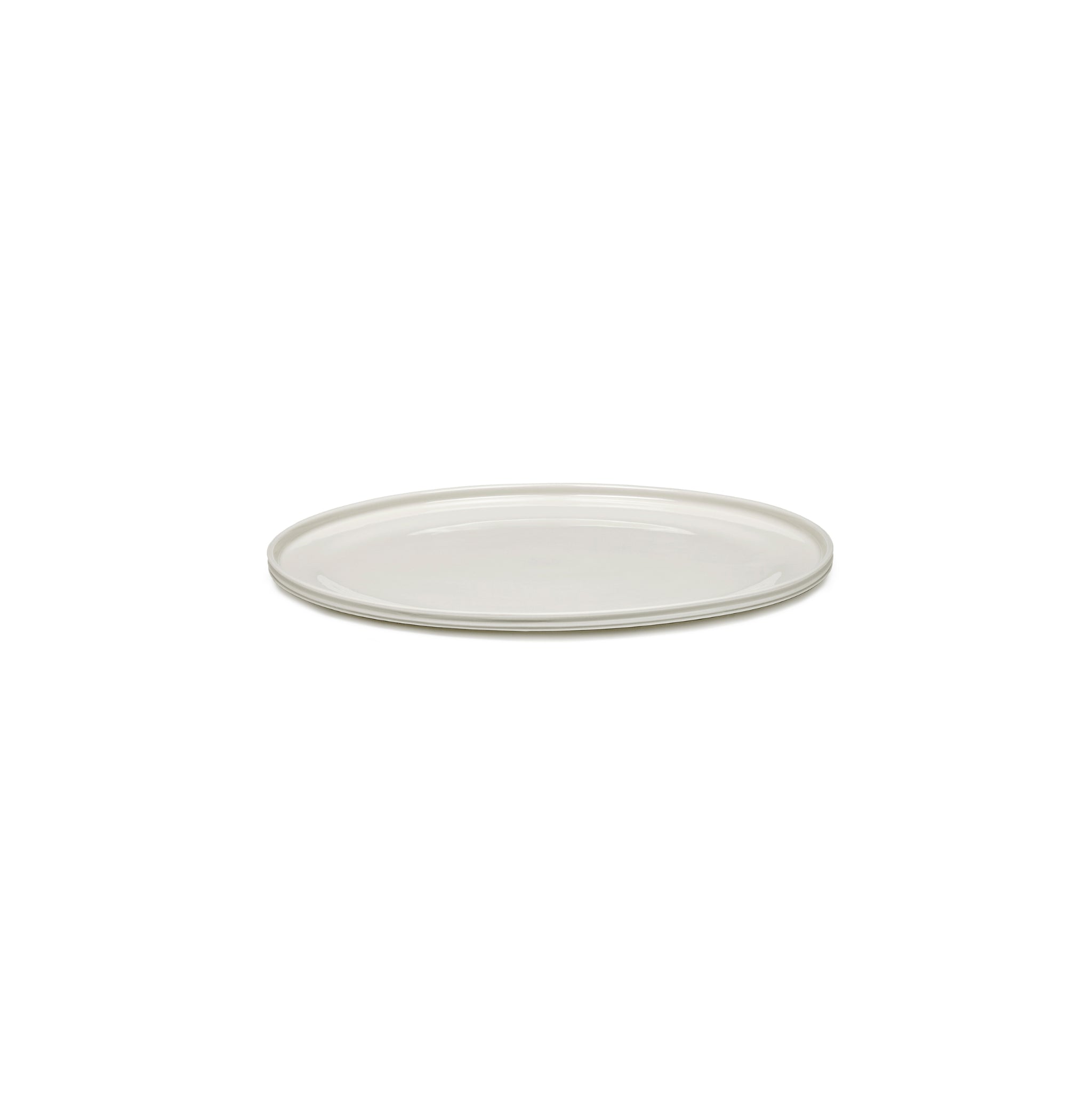 Het Serax Dune Laag Bord Alabaster D33 is een effen, rond bord van wit keramiek met een licht opstaande rand uit de Serax Dune collectie, afgebeeld tegen een witte achtergrond.