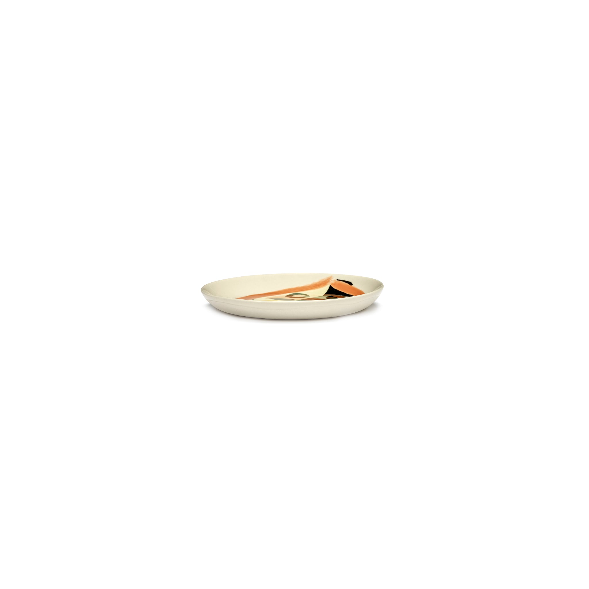 Op het Serax Feast Ottolenghi Laag Bord Face N°1 D16 van Serax wordt een stuk taart of cake met een goudbruine korst en een oranje vulling geserveerd, tegen een effen witte achtergrond.