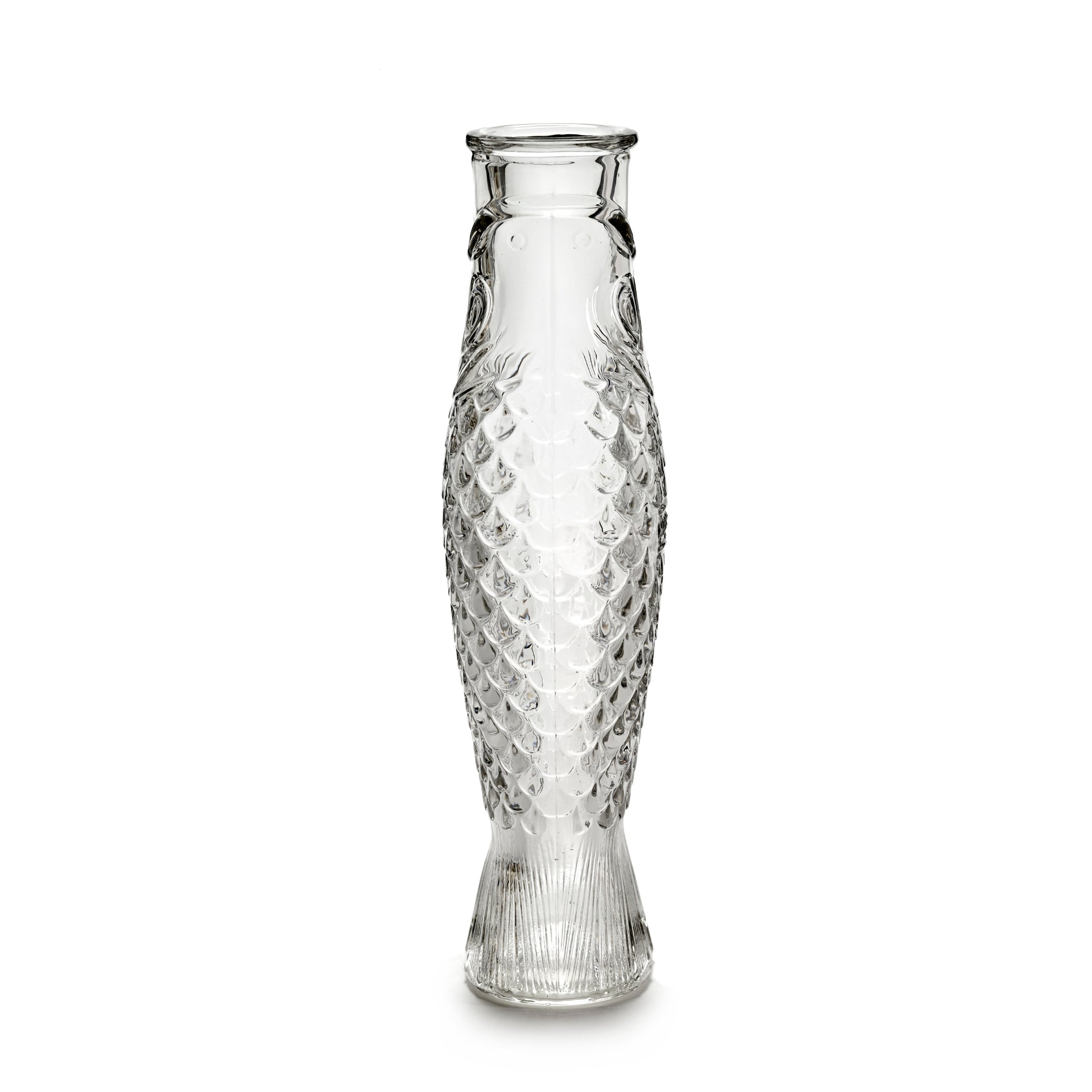 De Serax Fish & Fish Karaf Helder 85 cl van Serax is een karaf van helder glas in de vorm van een vis met gedetailleerde schubben, vinnen en gelaatstrekken, rechtopstaand tegen een witte achtergrond.