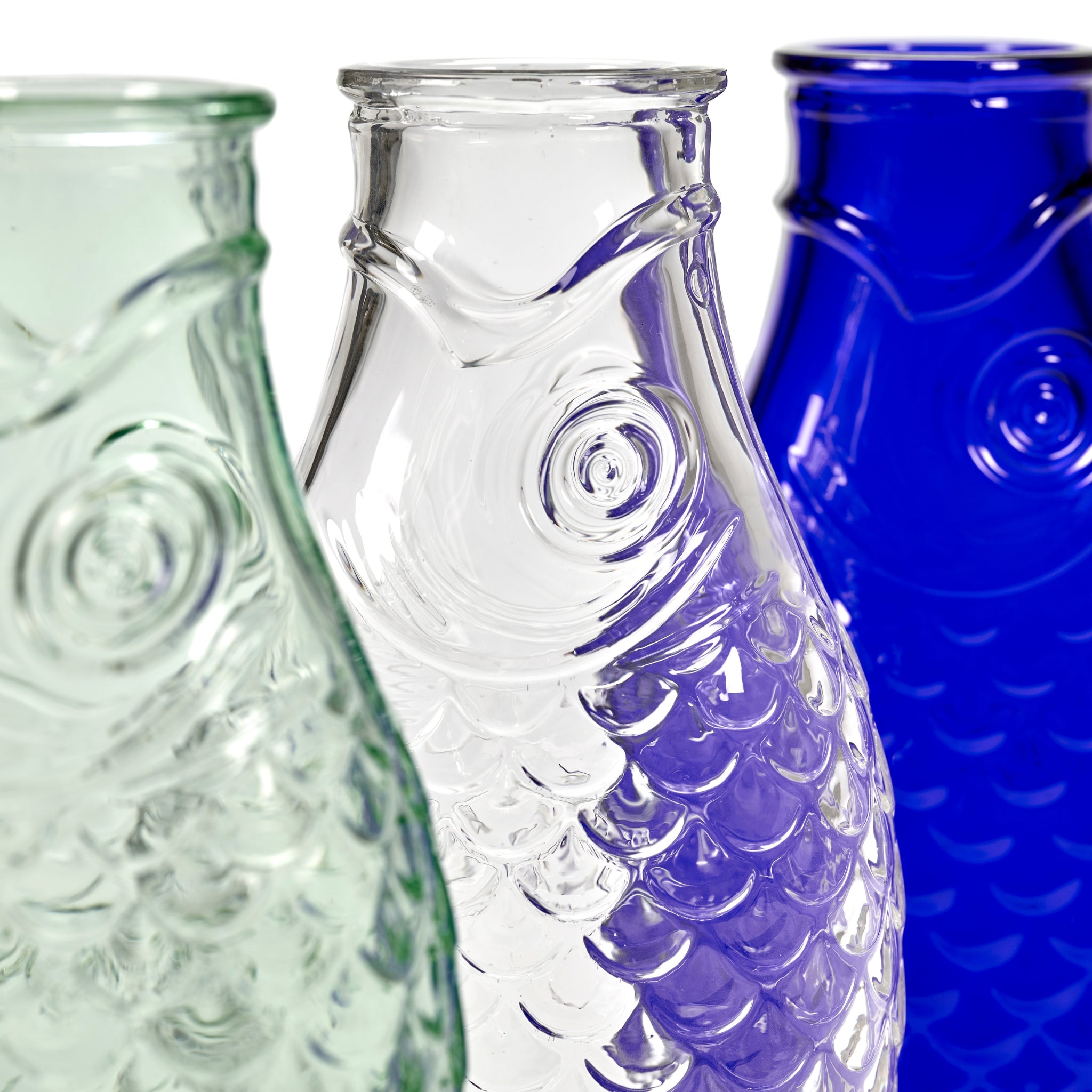 De Serax Fish & Fish Karaf Kobalt Blauw 85 cl heeft ingewikkelde details met visschubben en -vinnen, die Paola Navone's speelse stijl voor Serax weerspiegelen.