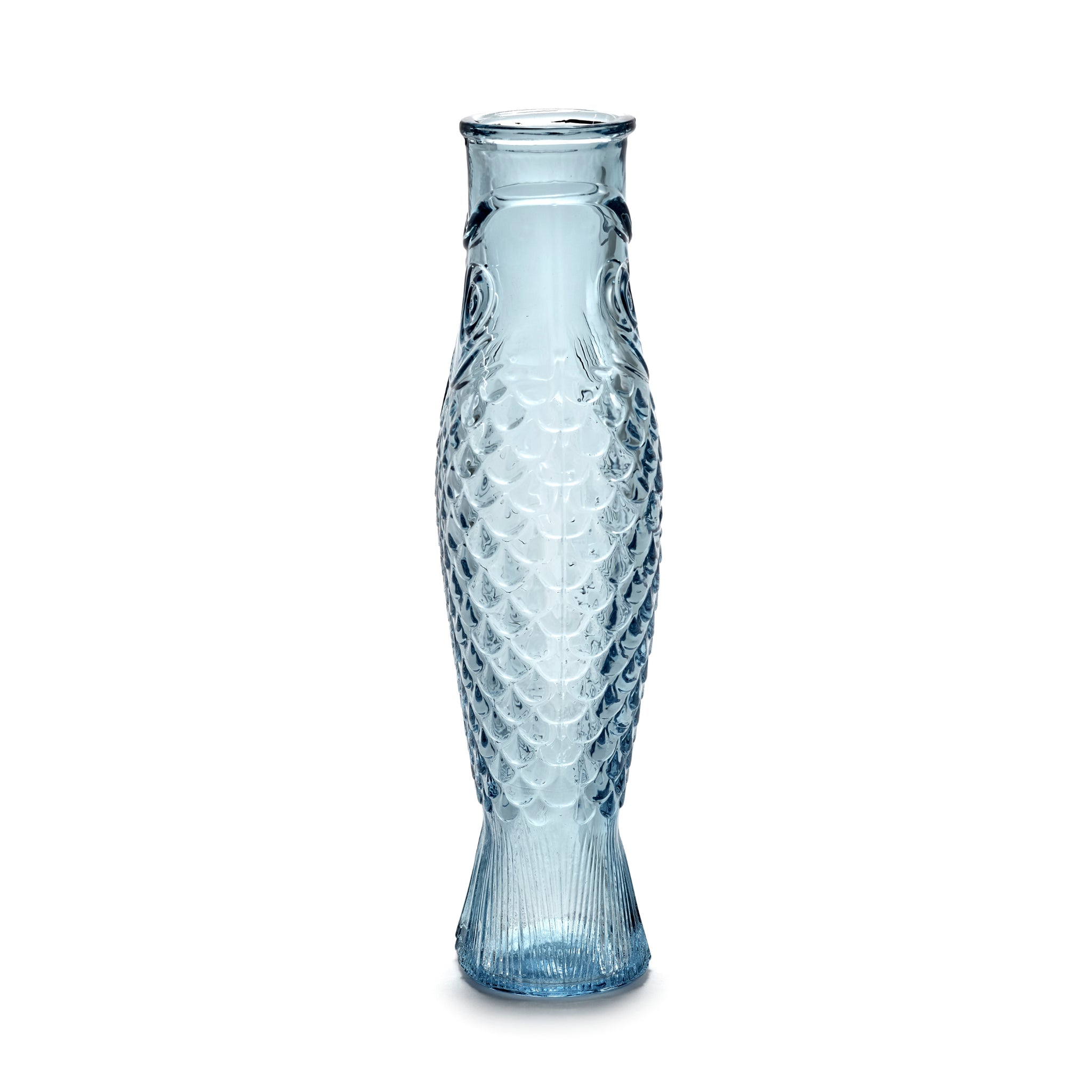 De Serax Fish & Fish Karaf Lichtblauw 85 cl is een hoge, transparant blauwe glazen vaas in de vorm van een vis met gedetailleerde schubben en vinnen van Serax, rechtopstaand tegen een witte achtergrond.