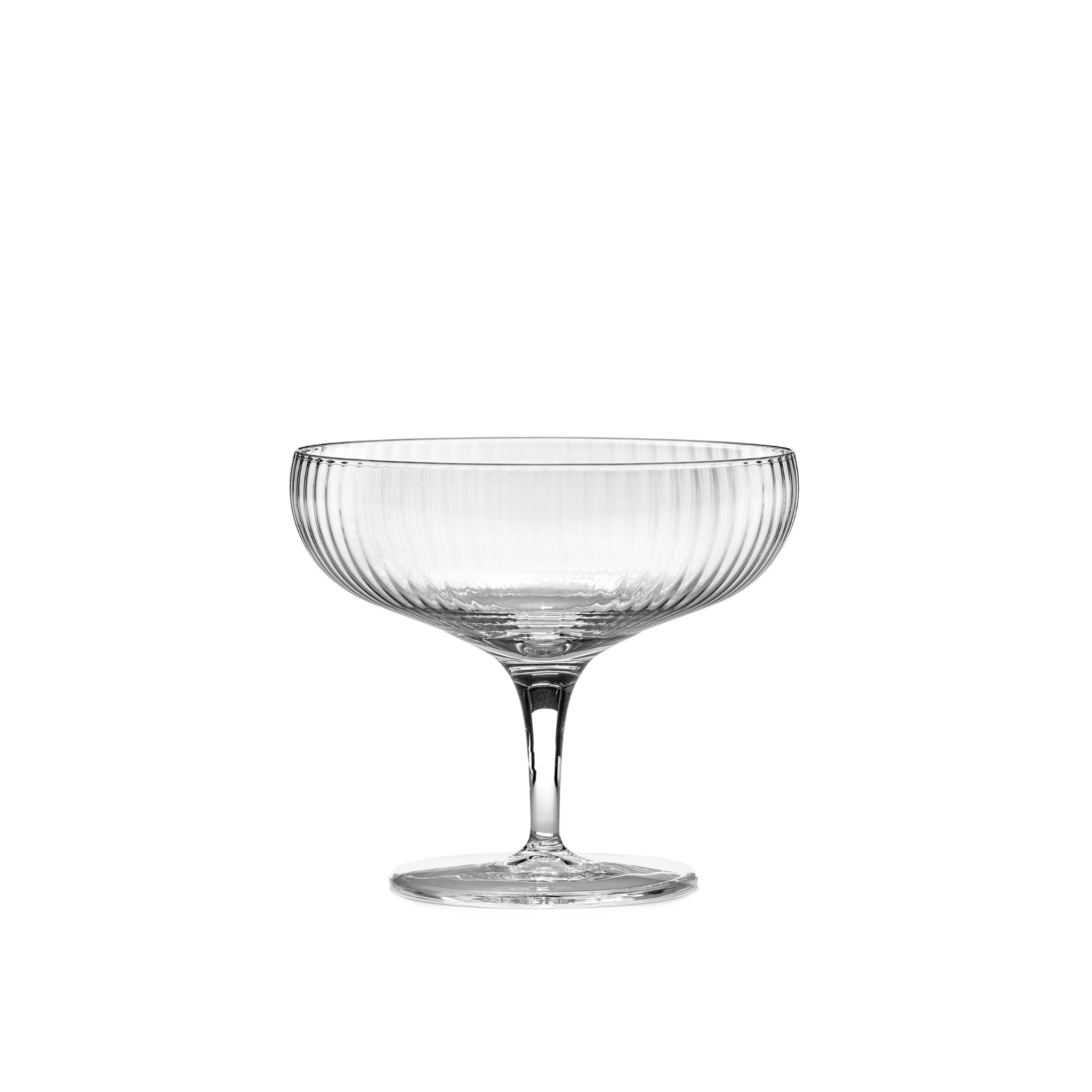 De Serax Inku Champagne Coupe 15 cl van Serax heeft helder geribbeld glas, een brede ondiepe kom en een korte steel. Dit weerspiegelt de verfijnde esthetiek van de Inku-serie van Sergio Herman tegen een effen witte achtergrond.
