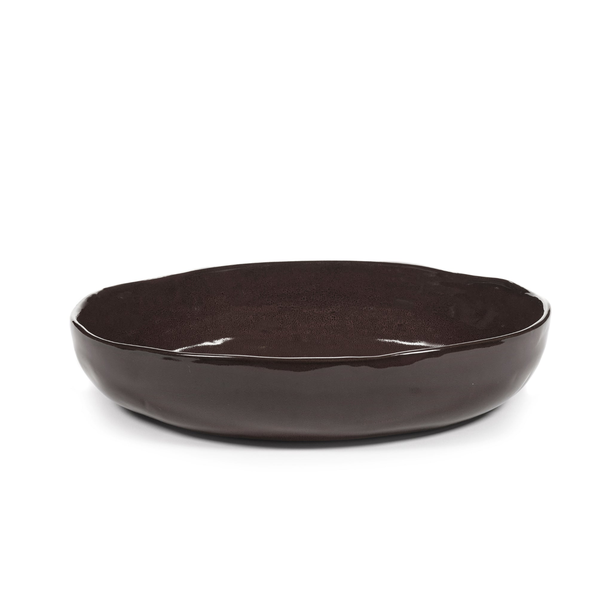 De Serax La Mère Serveerschaal Ebony D31 is een donkerbruine serveerschaal van keramiek met zacht golvende randen, geïnspireerd op de La Mère-collectie van Marie Michielssen, hier afgebeeld tegen een witte achtergrond.