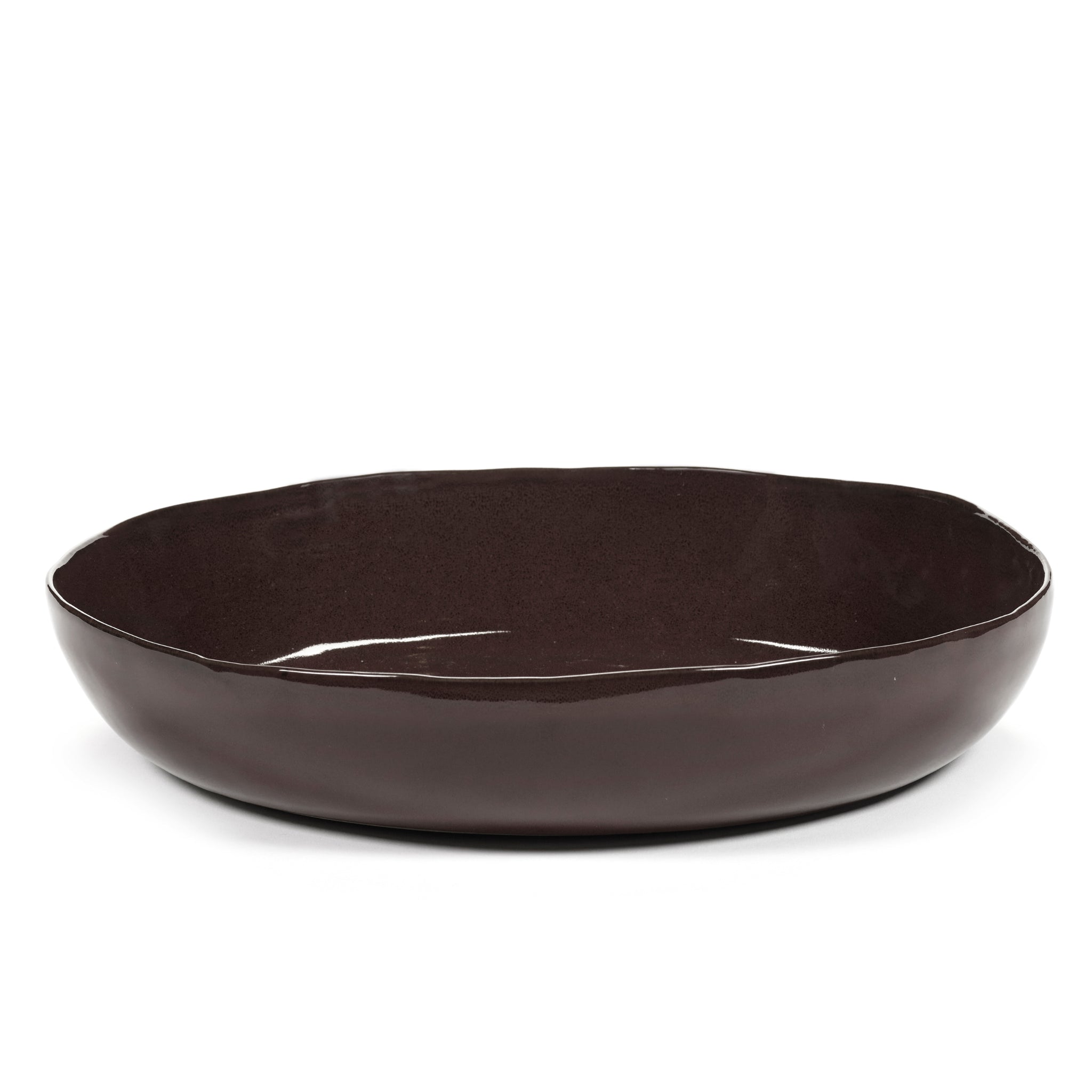 De Serax La Mère Serveerschaal Ebony D37 van Serax is een grote, ronde keramiekschaal met een glanzende donkerbruine afwerking en licht onregelmatige rand, ontworpen door Marie Michielssen en afgebeeld tegen een witte achtergrond.