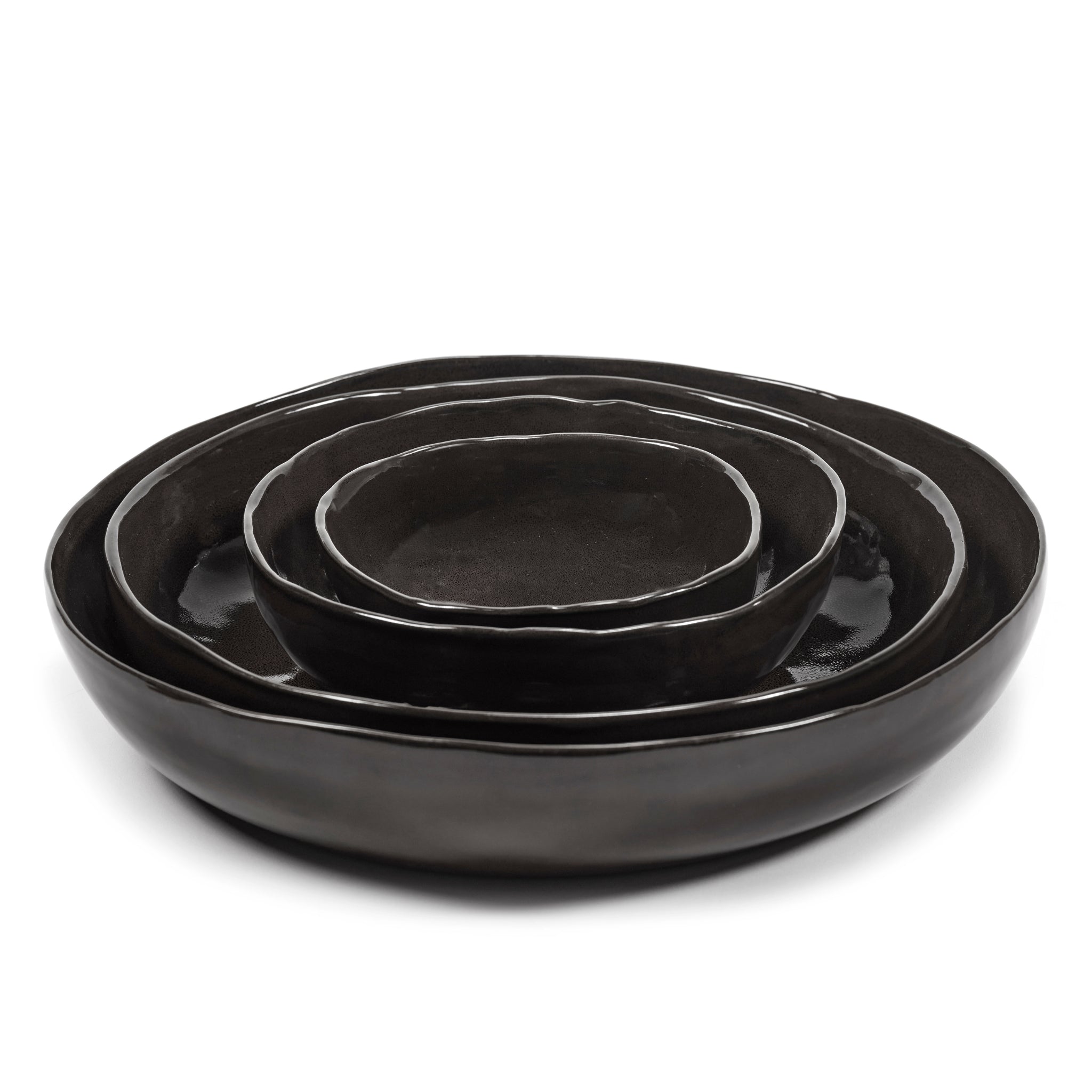 De Serax La Mère Serveerschaal Ebony D37 van Serax is een kom van zwart keramiek met een handgemaakte look, die de ambachtelijke stijl van de collectie van Marie Michielssen weerspiegelt. De kom steekt mooi af tegen een witte achtergrond.