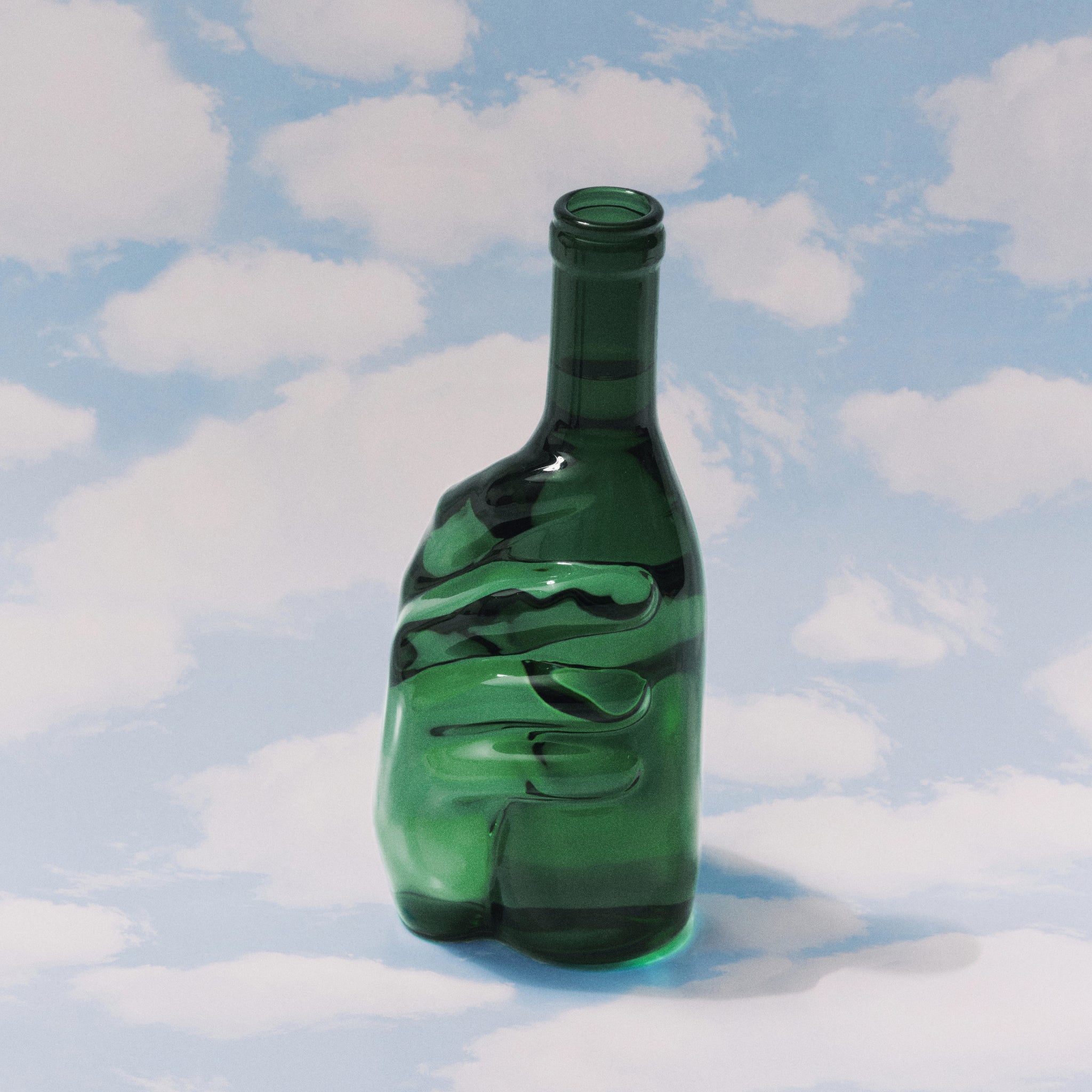 De Serax Wouters & Hendrix Edward Karaf Groen, een groene glazen fles met een op de hand geïnspireerd ontwerp, is afgebeeld tegen een blauwe lucht met witte wolken.
