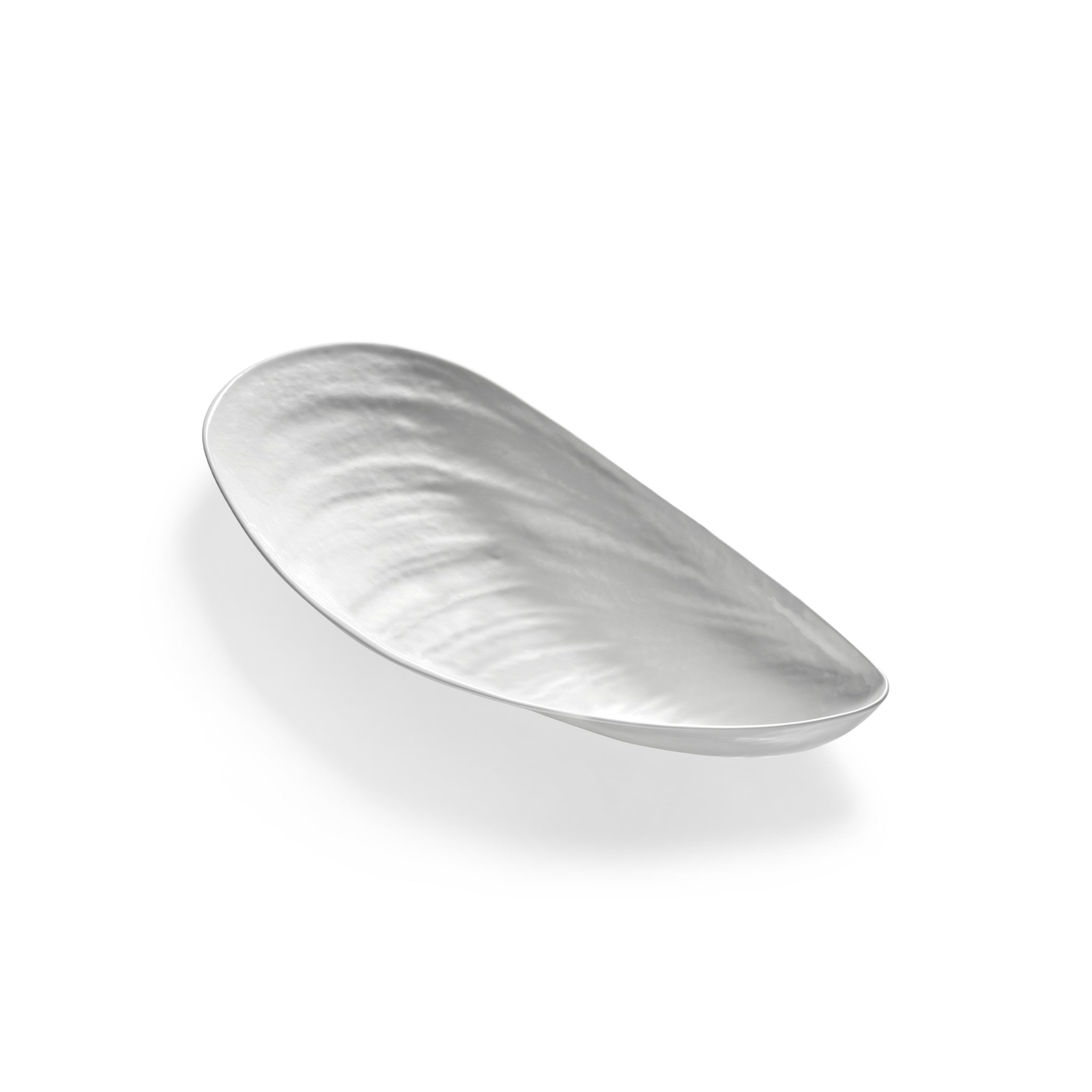 De Serax Wouters & Hendrix Marcel Schaal Wit 46/21 is een elegante ovalen zilveren metalen schaal met een golvend gestructureerd oppervlak, stijlvol gefotografeerd tegen een effen witte achtergrond.