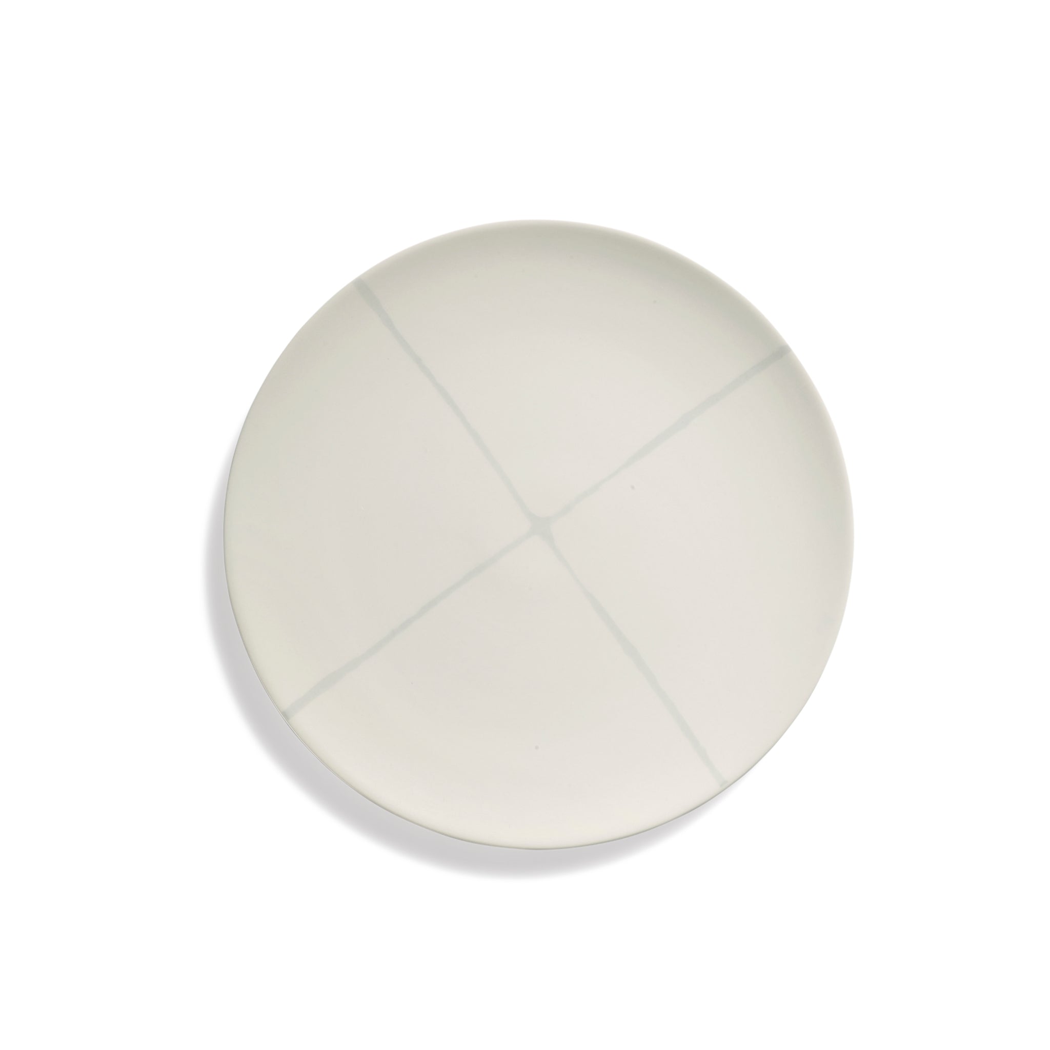 De Serax Zuma Laag Bord Salt D28 is een rond, wit bord van keramiek met subtiel kruisende lichtgrijze lijnen die een kruis vormen in het midden - ideaal voor Bauhaus-geïnspireerde tafeldecoraties van Serax.