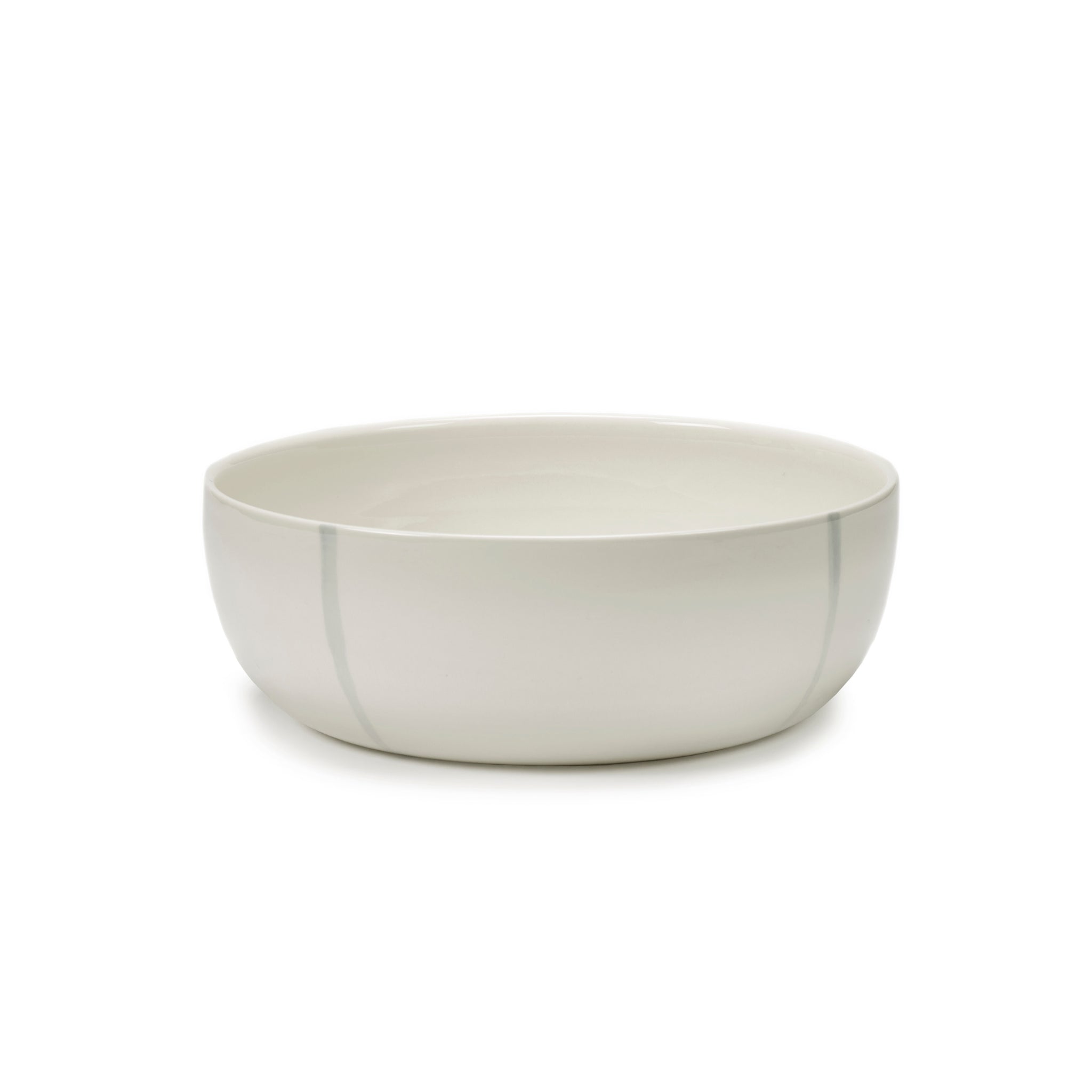 De Serax Zuma Serveerschaal Salt D28,5 is een ronde, witte schaal van keramiek met gladde, gebogen zijkanten en een minimalistisch ontwerp geïnspireerd op Bauhaus, van het merk Serax.