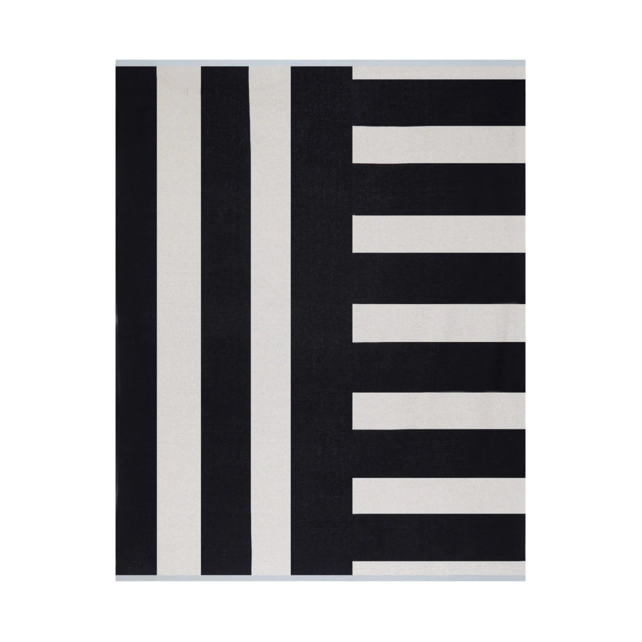 De Sophie Home Enkel Plaid Mono van Sophie Home heeft een zwart-wit geometrisch dessin met verticale strepen aan de linkerkant en horizontale strepen aan de rechterkant - een chique rechthoekige plaid voor je interieuraccessoires.