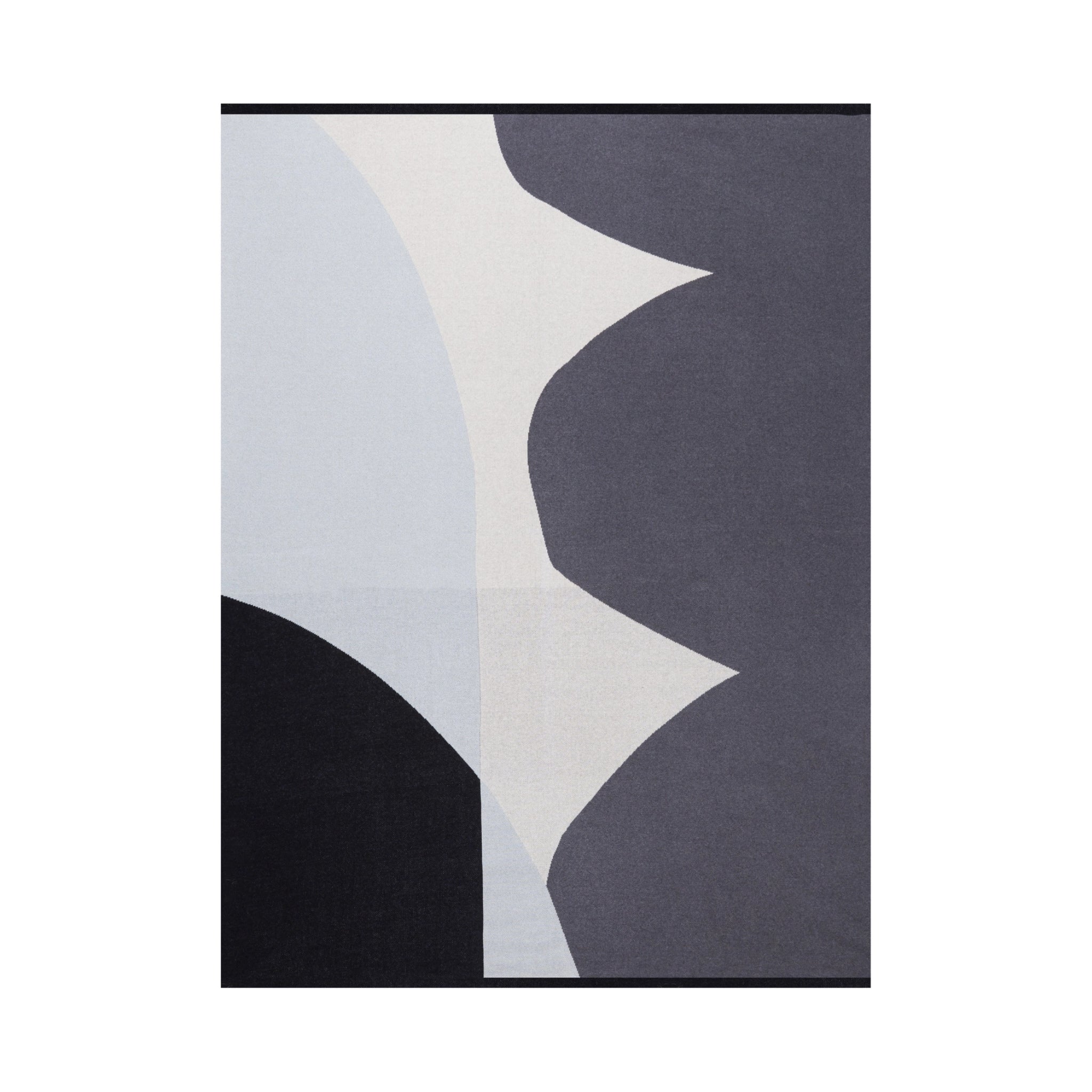 Het abstracte vloerkleed met geometrische vormen in grijs, zwart, wit en lichtblauw voegt een moderne flair toe en is perfect te combineren met de Sophie Home Stille Plaid Aqua van Sophie Home of andere stijlvolle interieuraccessoires.