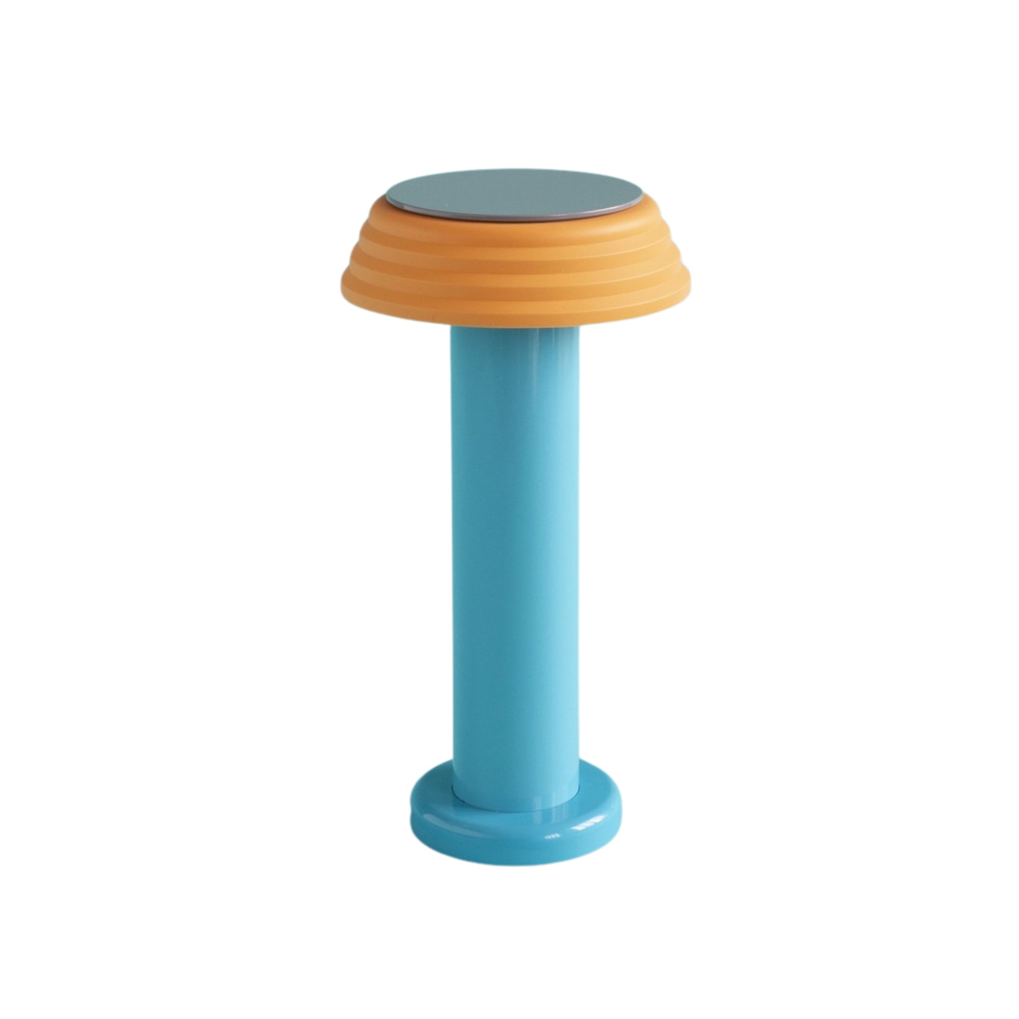 De Sowden PL1 Lamp LED Oplaadbaar Blauw van Sowden heeft een modern, op Memphis geïnspireerd ontwerp met een blauwe cilindrische voet en een oranje, geribbelde bovenkant, die de gedurfde stijl van George Sowden weerspiegelt. Afgebeeld tegen een effen witte achtergrond.